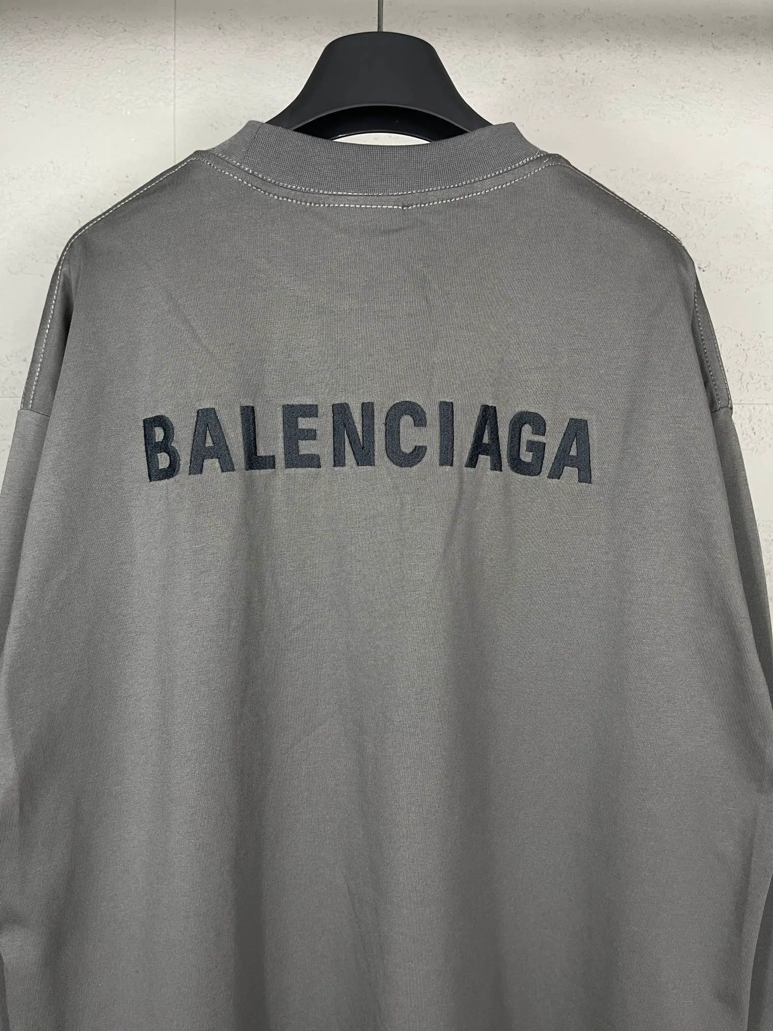 🅿️210 Real photos [Top version. Official website quality] BALENCI*GA/Paris #Classic style. Classic letter embroidered long-sleeved T-shirt on the front and back #2024 spring and autumn brick cabinet synchronization.                       The fabric is made of Paris ZP custom-woven and dyed cotton double yarn, weighing 260 grams. The cloth surface is clean. The cloth pattern is clear, soft and comfortable. The threads are dyed with no color difference. The classic letters are embroidered with an imported embroidery machine. The letters are clear and the effect is three-dimensional, restoring the brick cabinet. The version adopts the OS loose shoulder style. The same style for men and women. Coding: BL235067 Color: black, white, smoke gray Size: XS S M L