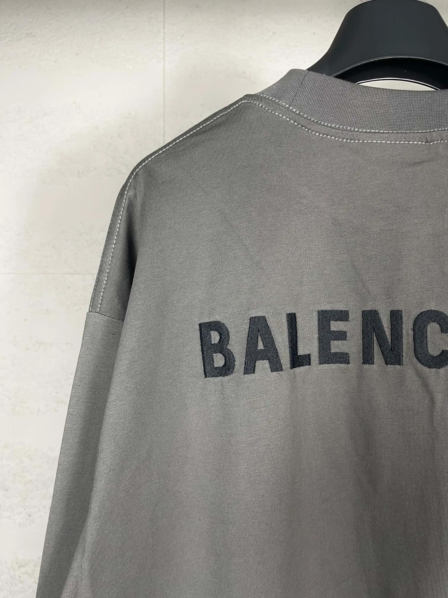 🅿️210 Real photos [Top version. Official website quality] BALENCI*GA/Paris #Classic style. Classic letter embroidered long-sleeved T-shirt on the front and back #2024 spring and autumn brick cabinet synchronization.                       The fabric is made of Paris ZP custom-woven and dyed cotton double yarn, weighing 260 grams. The cloth surface is clean. The cloth pattern is clear, soft and comfortable. The threads are dyed with no color difference. The classic letters are embroidered with an imported embroidery machine. The letters are clear and the effect is three-dimensional, restoring the brick cabinet. The version adopts the OS loose shoulder style. The same style for men and women. Coding: BL235067 Color: black, white, smoke gray Size: XS S M L