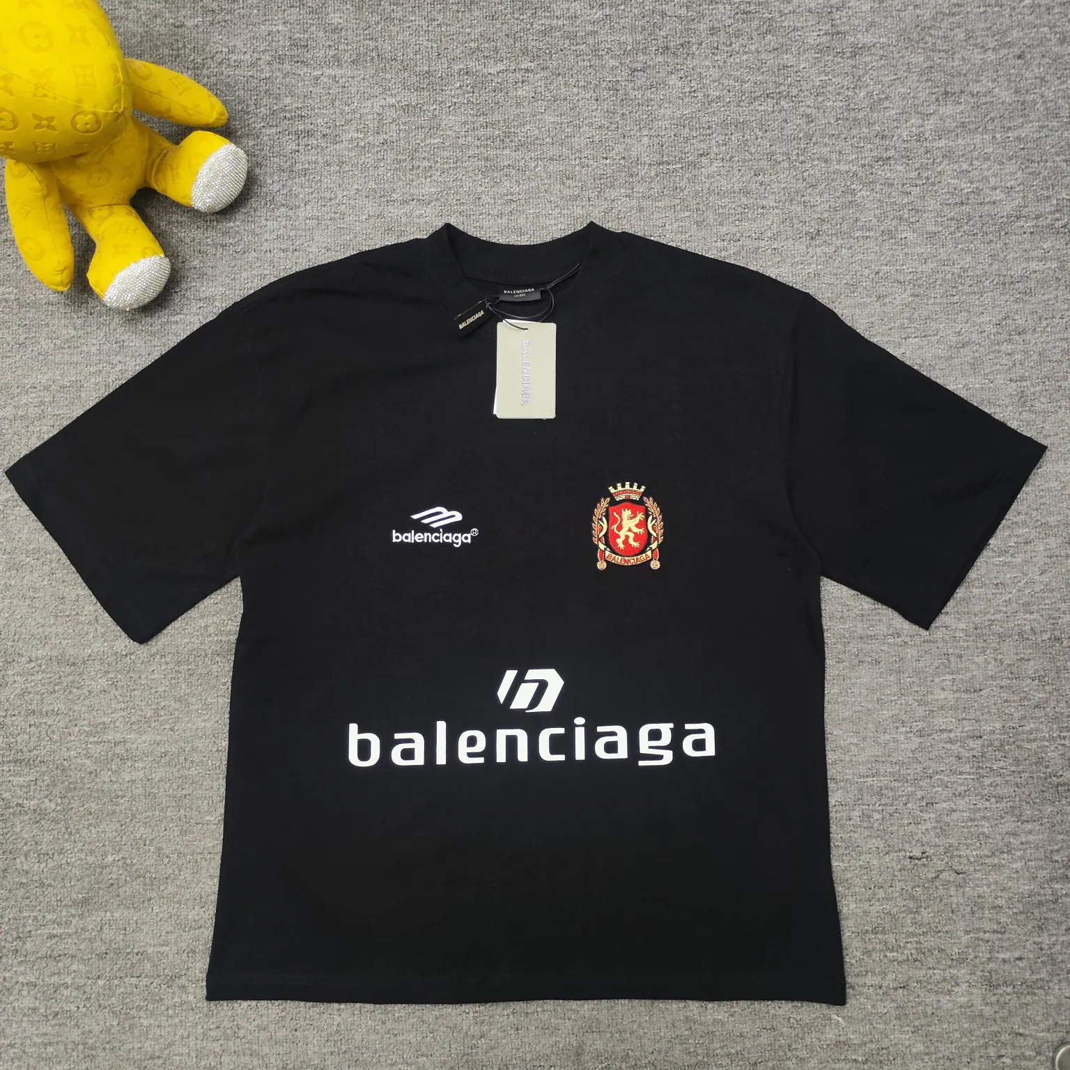 The top version of BALENCIAGA Paris ##24ss Paris Manchester United joint football No. 10 embroidered printed short-sleeve#, the official original version, customized 32-count double yarn pure cotton fabric, weighing 280g, soft and delicate to the touch and solid than ordinary cotton fabrics, comfortable, breathable and not easily deformed. The front and rear panels use imported glue screen printing technology + the front panel adopts imported Tajima embroidery machine matte light heavy embroidery technology to distinguish market currency, the original accessories are complete with three standards, no pressure when entering and exiting the counter. Size: XS - L Color: Black White P:300