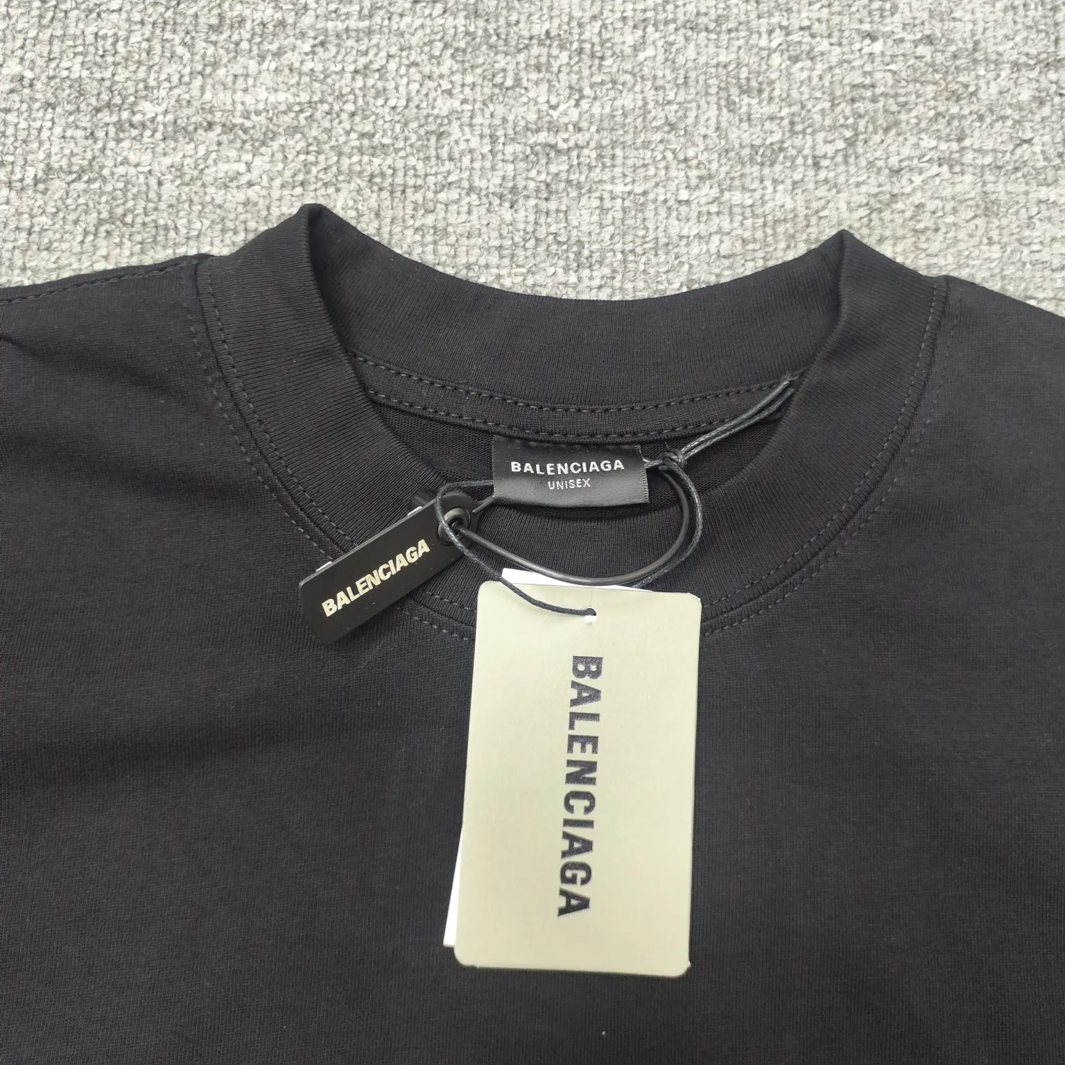 The top version of BALENCIAGA Paris ##24ss Paris Manchester United joint football No. 10 embroidered printed short-sleeve#, the official original version, customized 32-count double yarn pure cotton fabric, weighing 280g, soft and delicate to the touch and solid than ordinary cotton fabrics, comfortable, breathable and not easily deformed. The front and rear panels use imported glue screen printing technology + the front panel adopts imported Tajima embroidery machine matte light heavy embroidery technology to distinguish market currency, the original accessories are complete with three standards, no pressure when entering and exiting the counter. Size: XS - L Color: Black White P:300