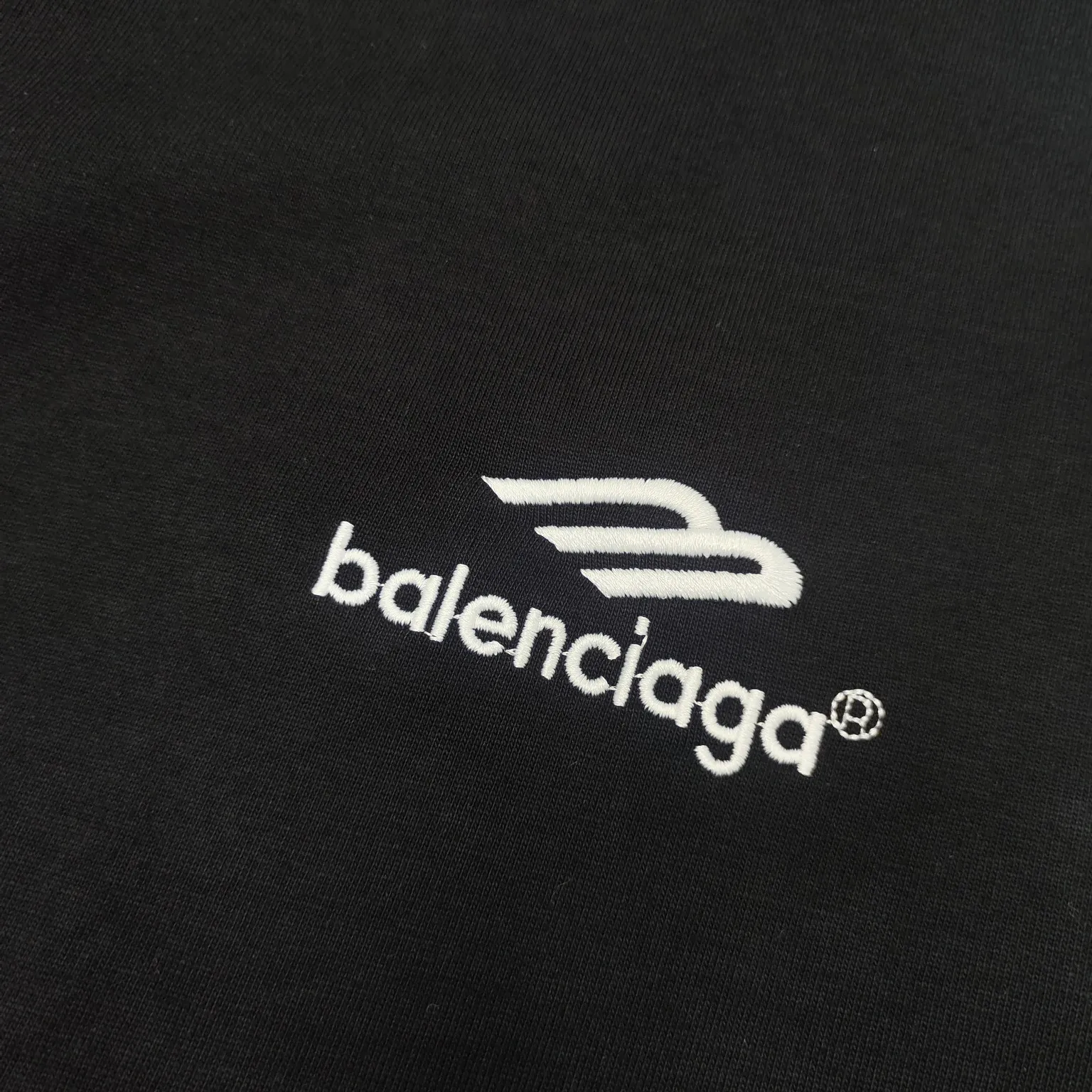 The top version of BALENCIAGA Paris ##24ss Paris Manchester United joint football No. 10 embroidered printed short-sleeve#, the official original version, customized 32-count double yarn pure cotton fabric, weighing 280g, soft and delicate to the touch and solid than ordinary cotton fabrics, comfortable, breathable and not easily deformed. The front and rear panels use imported glue screen printing technology + the front panel adopts imported Tajima embroidery machine matte light heavy embroidery technology to distinguish market currency, the original accessories are complete with three standards, no pressure when entering and exiting the counter. Size: XS - L Color: Black White P:300