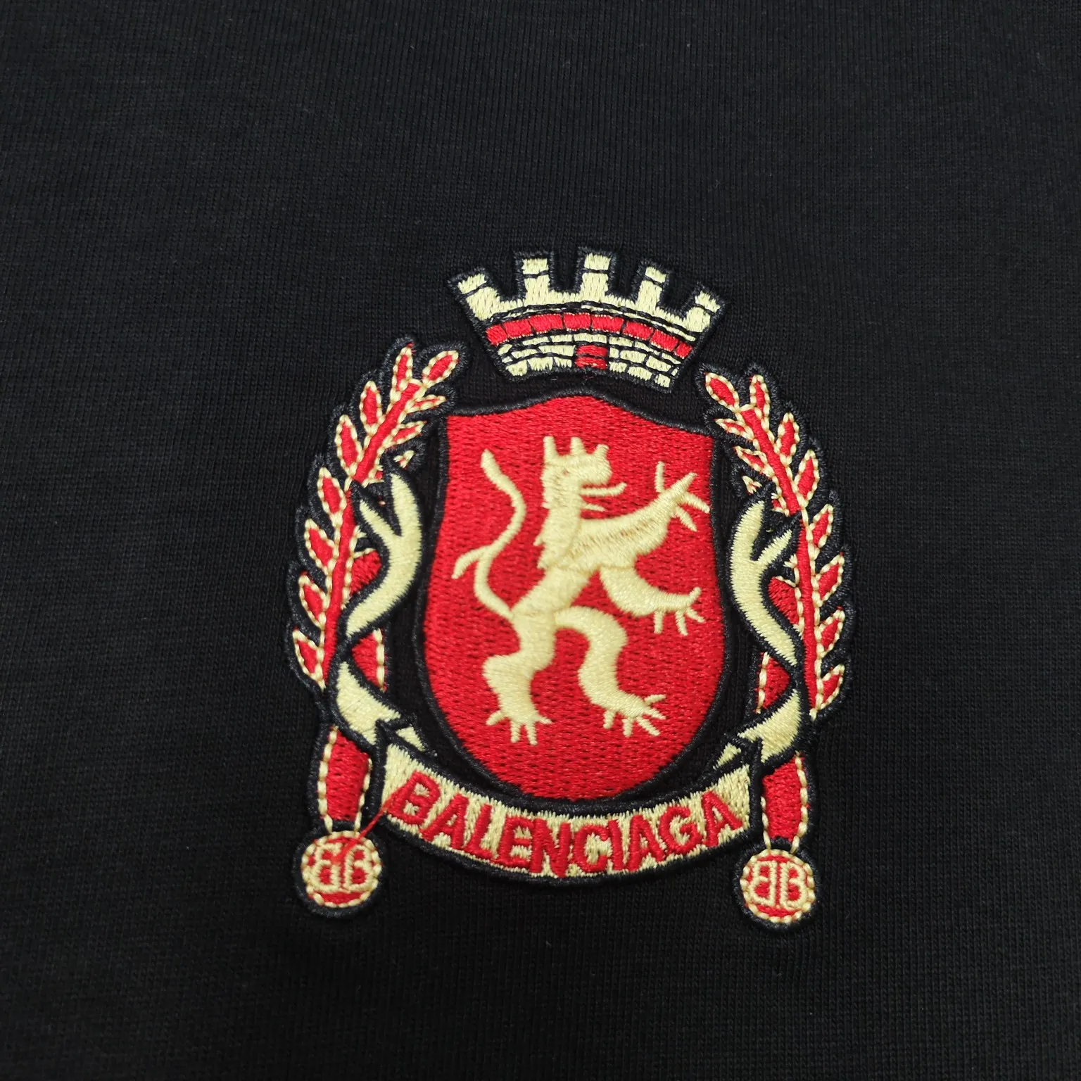 The top version of BALENCIAGA Paris ##24ss Paris Manchester United joint football No. 10 embroidered printed short-sleeve#, the official original version, customized 32-count double yarn pure cotton fabric, weighing 280g, soft and delicate to the touch and solid than ordinary cotton fabrics, comfortable, breathable and not easily deformed. The front and rear panels use imported glue screen printing technology + the front panel adopts imported Tajima embroidery machine matte light heavy embroidery technology to distinguish market currency, the original accessories are complete with three standards, no pressure when entering and exiting the counter. Size: XS - L Color: Black White P:300