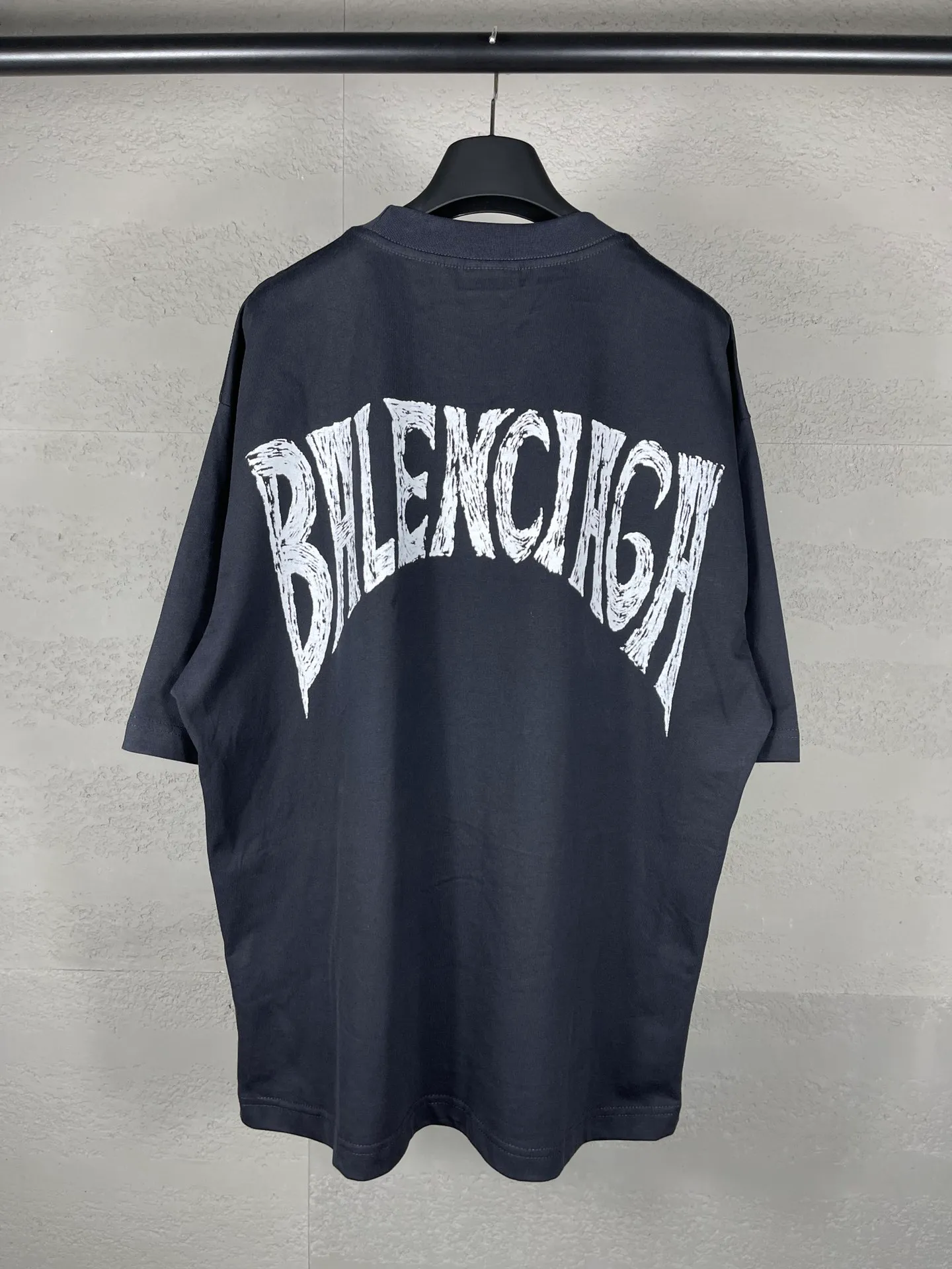 🅿️170 real photos [Top version. Official website quality] BALENCI*GA/Paris. 24SS new sweatshirt, short-sleeved T-shirt with big letters LOGO graffiti on the back. Genuine product is developed at the first time, and the brick cabinet is synchronized. The fabric is made of Paris ZP custom-woven and dyed cotton sweatshirt. The weight is 260 grams, the cloth surface is clean, the cloth pattern is clear, soft and comfortable. The threads are dyed with no color difference. The classic pattern printing uses imported machine direct printing. The effect is three-dimensional and restores the brick cabinet. Different market currencies, welcome to compare. The version adopts OS loose shoulder design. Same style for men and women. Code: BL23301 Color: gray blue. White. Size: XS to L