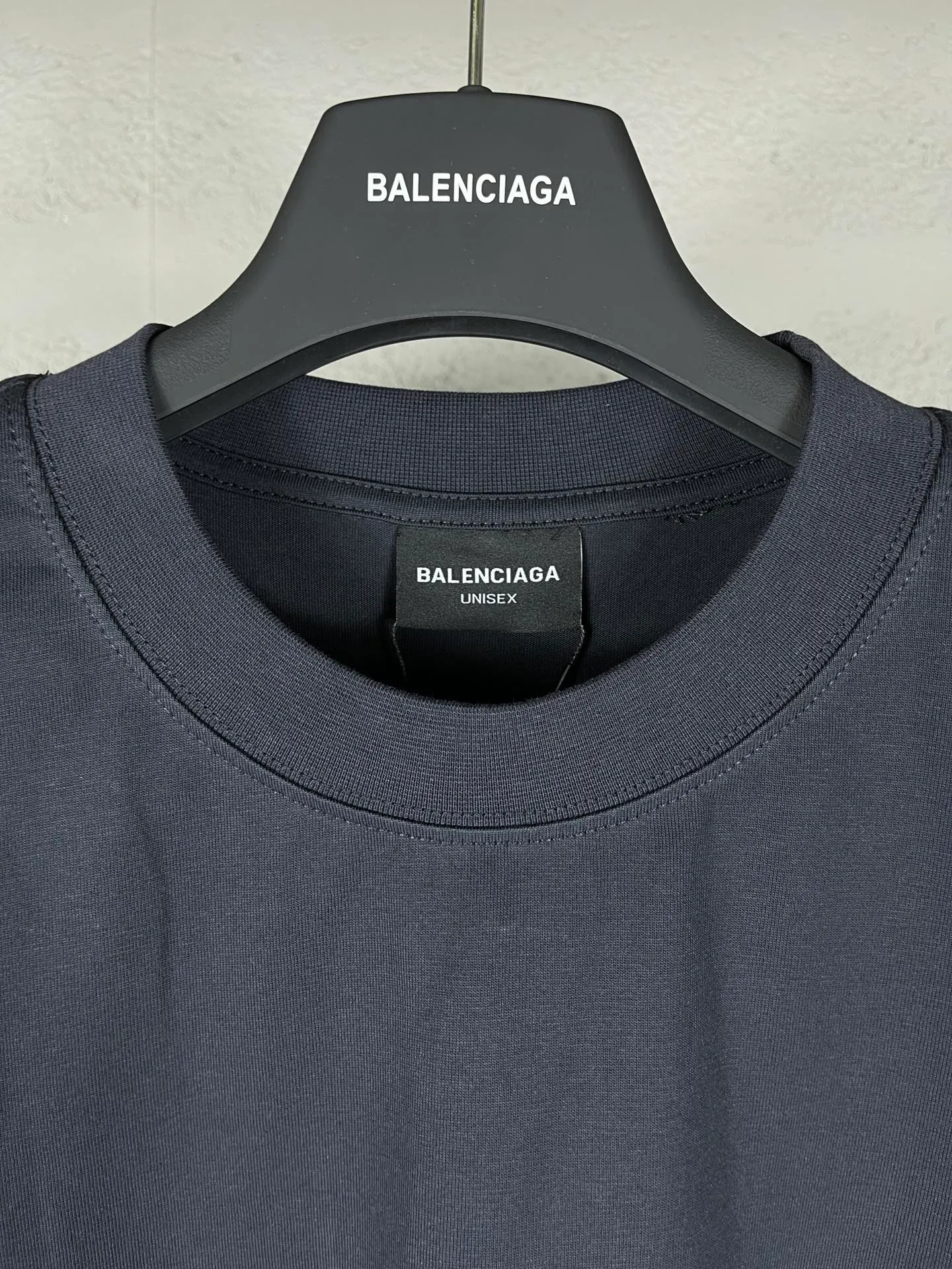 🅿️170 real photos [Top version. Official website quality] BALENCI*GA/Paris. 24SS new sweatshirt, short-sleeved T-shirt with big letters LOGO graffiti on the back. Genuine product is developed at the first time, and the brick cabinet is synchronized. The fabric is made of Paris ZP custom-woven and dyed cotton sweatshirt. The weight is 260 grams, the cloth surface is clean, the cloth pattern is clear, soft and comfortable. The threads are dyed with no color difference. The classic pattern printing uses imported machine direct printing. The effect is three-dimensional and restores the brick cabinet. Different market currencies, welcome to compare. The version adopts OS loose shoulder design. Same style for men and women. Code: BL23301 Color: gray blue. White. Size: XS to L
