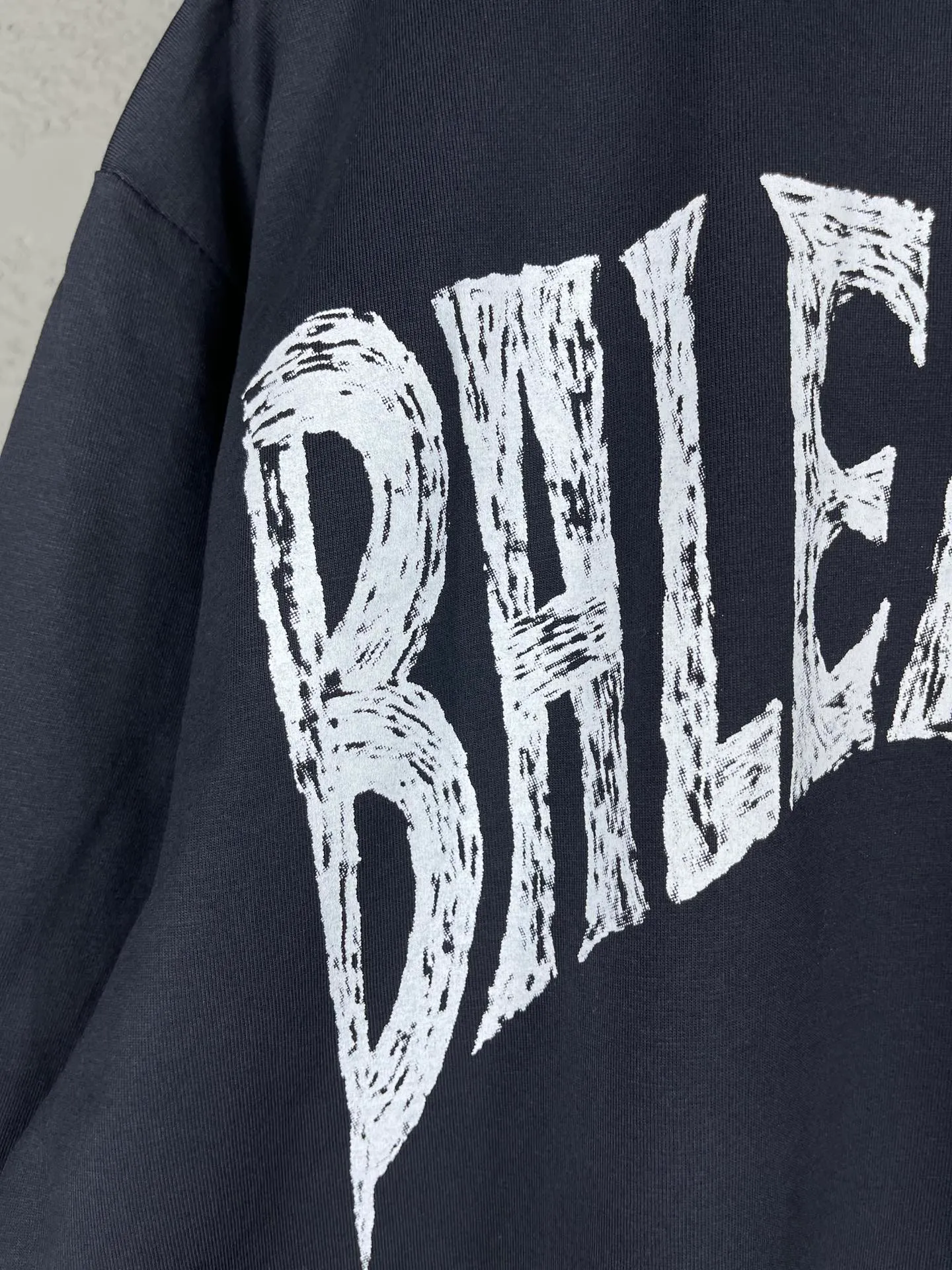 🅿️170 real photos [Top version. Official website quality] BALENCI*GA/Paris. 24SS new sweatshirt, short-sleeved T-shirt with big letters LOGO graffiti on the back. Genuine product is developed at the first time, and the brick cabinet is synchronized. The fabric is made of Paris ZP custom-woven and dyed cotton sweatshirt. The weight is 260 grams, the cloth surface is clean, the cloth pattern is clear, soft and comfortable. The threads are dyed with no color difference. The classic pattern printing uses imported machine direct printing. The effect is three-dimensional and restores the brick cabinet. Different market currencies, welcome to compare. The version adopts OS loose shoulder design. Same style for men and women. Code: BL23301 Color: gray blue. White. Size: XS to L