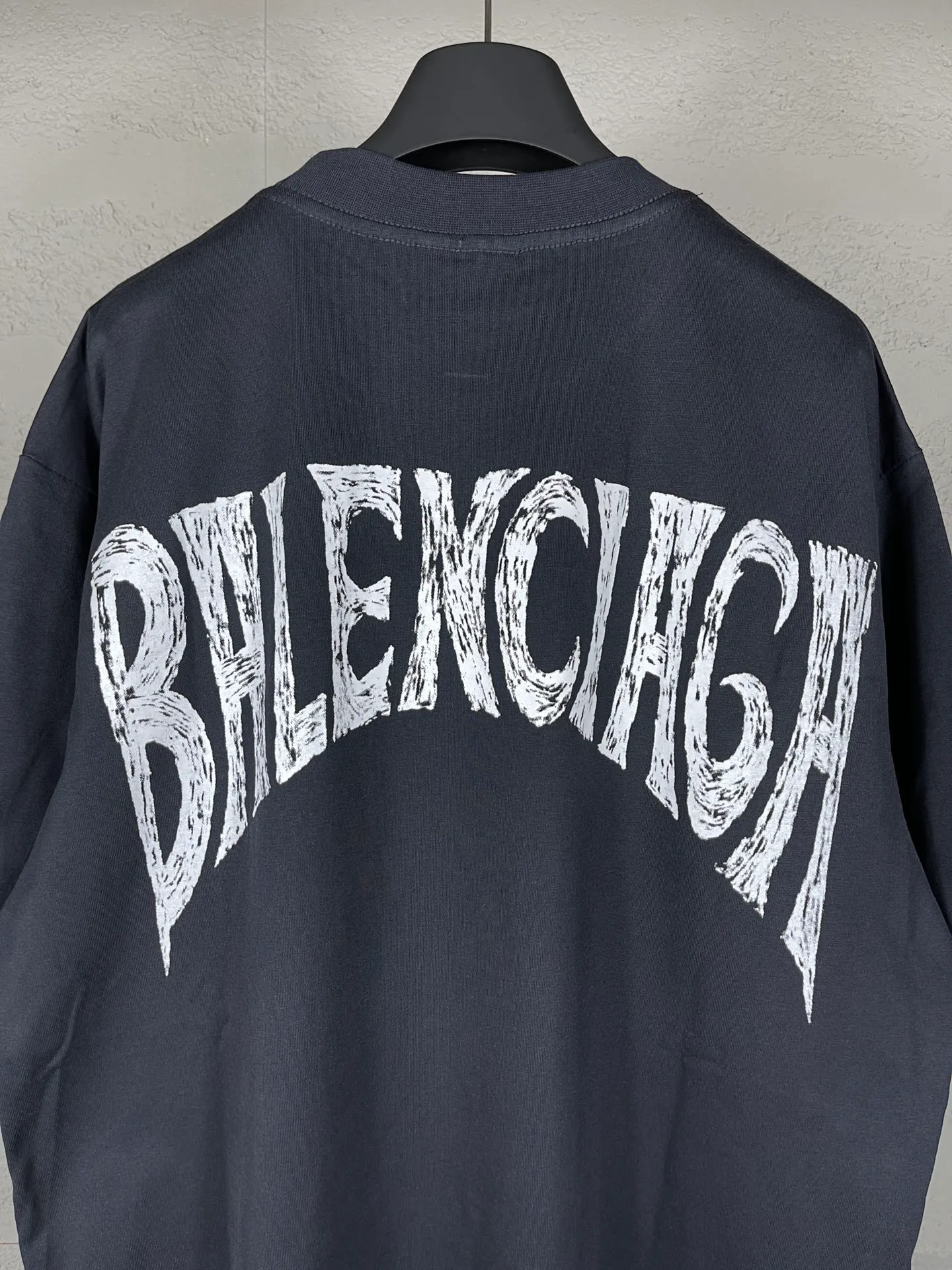 🅿️170 real photos [Top version. Official website quality] BALENCI*GA/Paris. 24SS new sweatshirt, short-sleeved T-shirt with big letters LOGO graffiti on the back. Genuine product is developed at the first time, and the brick cabinet is synchronized. The fabric is made of Paris ZP custom-woven and dyed cotton sweatshirt. The weight is 260 grams, the cloth surface is clean, the cloth pattern is clear, soft and comfortable. The threads are dyed with no color difference. The classic pattern printing uses imported machine direct printing. The effect is three-dimensional and restores the brick cabinet. Different market currencies, welcome to compare. The version adopts OS loose shoulder design. Same style for men and women. Code: BL23301 Color: gray blue. White. Size: XS to L