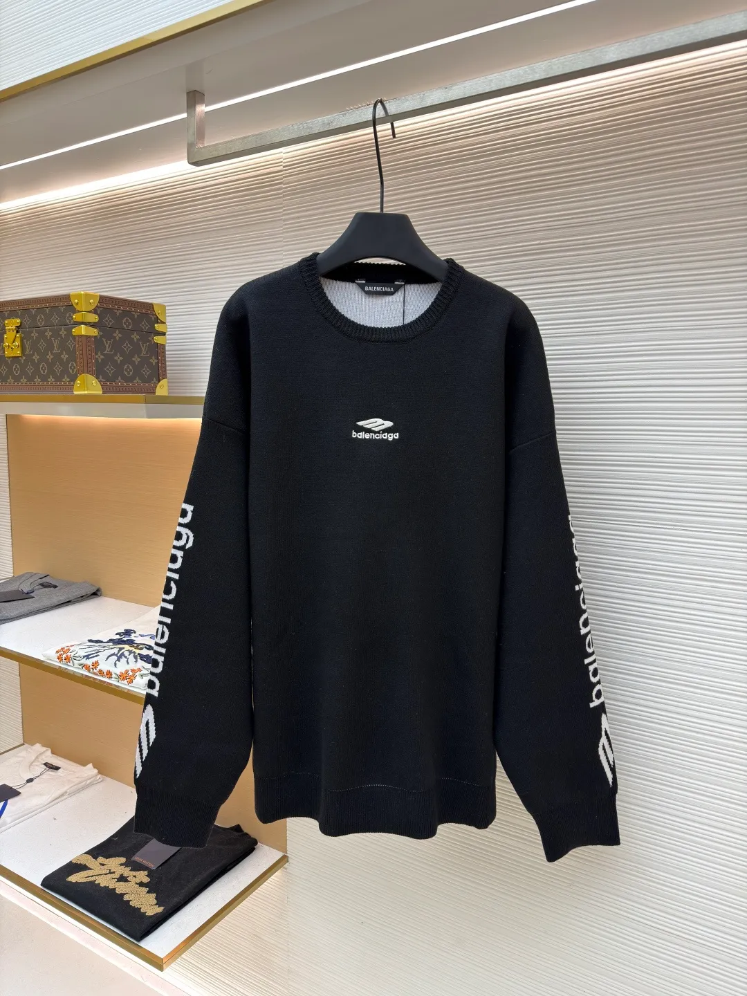 Balenciaga SKI ski series wool knitted sweater ●Original version: purchased and developed by 13306 ●Item number: 1681715-A75 ●Fabric: wool blended fabric ●Technology: knitted production ●Color: black ●Version: Loose version ●Weight: about 860 grams ●Size: XS-S-M ●Description: The main body of the fabric is made of high-quality wool blend. The addition of wool not only provides the iconic soft touch and luxurious luster, but also gives the clothing natural temperature regulation and moisture wicking properties. This means it can effectively lock in body temperature in cold environments, while helping water evaporate to keep skin dry when exercise generates heat. Pure wool may be warm but can be heavy and prone to shrinkage. The blending technology used by Balenciaga must incorporate other natural fibers to optimize the durability, wrinkle resistance and morphological stability of the fabric. The determination of this blending ratio is an exquisite balance between the brand's pursuit of ultimate comfort and meeting the actual needs of skiing. Lycra double-sided bottom technology is used on the hem and the inside of the cuffs of the clothing. This refers to the highly elastic Lycra fiber being woven into a double-layer structure to form a closing edge with strong resilience. Complexity reflected: The core of this craft lies in the "double side". It is not a simple rib, but uses complex double-sided knitting technology to give a smooth and delicate visual effect to both the inside and outside, while forming an "invisible" strong bundle on the inside. The purpose is: Pressure-free comfort: The elasticity provided by Lycra is dynamic, fast enough, and does not restrict body movements, achieving the unity of sports function and comfort. The overall wiring is straight and delicate, the fabric is comfortable and soft, and the color is consistent without color difference. It can be matched with the same style to create a fashionable look and control various occasions. Customized accessories, complete with three standards, same style for men and women!