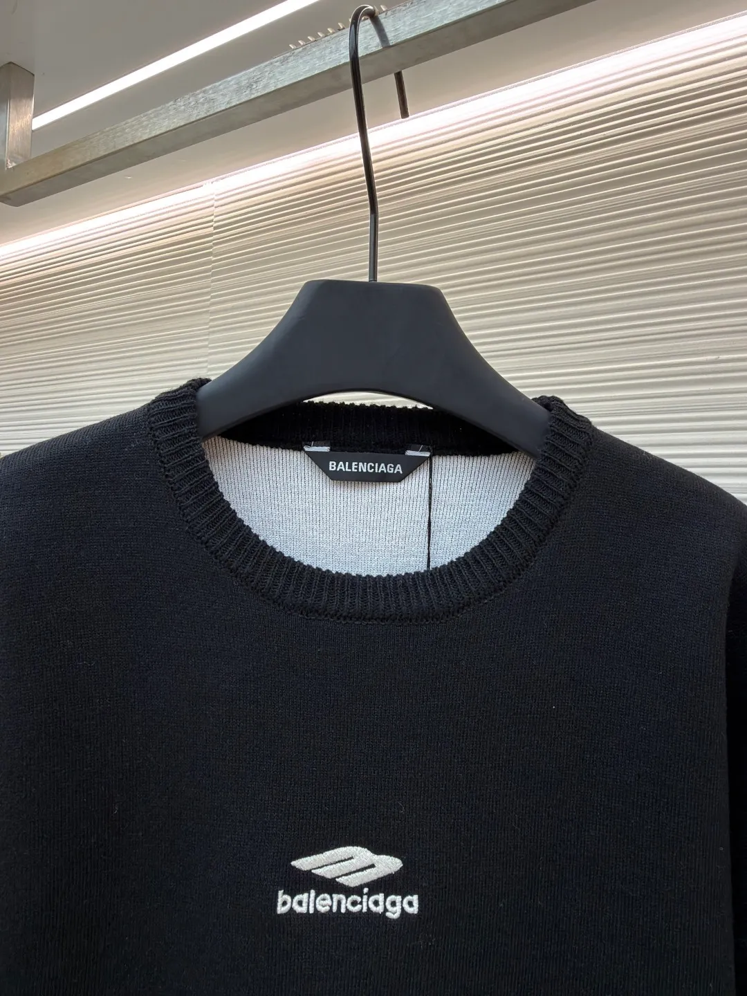 Balenciaga SKI ski series wool knitted sweater ●Original version: purchased and developed by 13306 ●Item number: 1681715-A75 ●Fabric: wool blended fabric ●Technology: knitted production ●Color: black ●Version: Loose version ●Weight: about 860 grams ●Size: XS-S-M ●Description: The main body of the fabric is made of high-quality wool blend. The addition of wool not only provides the iconic soft touch and luxurious luster, but also gives the clothing natural temperature regulation and moisture wicking properties. This means it can effectively lock in body temperature in cold environments, while helping water evaporate to keep skin dry when exercise generates heat. Pure wool may be warm but can be heavy and prone to shrinkage. The blending technology used by Balenciaga must incorporate other natural fibers to optimize the durability, wrinkle resistance and morphological stability of the fabric. The determination of this blending ratio is an exquisite balance between the brand's pursuit of ultimate comfort and meeting the actual needs of skiing. Lycra double-sided bottom technology is used on the hem and the inside of the cuffs of the clothing. This refers to the highly elastic Lycra fiber being woven into a double-layer structure to form a closing edge with strong resilience. Complexity reflected: The core of this craft lies in the "double side". It is not a simple rib, but uses complex double-sided knitting technology to give a smooth and delicate visual effect to both the inside and outside, while forming an "invisible" strong bundle on the inside. The purpose is: Pressure-free comfort: The elasticity provided by Lycra is dynamic, fast enough, and does not restrict body movements, achieving the unity of sports function and comfort. The overall wiring is straight and delicate, the fabric is comfortable and soft, and the color is consistent without color difference. It can be matched with the same style to create a fashionable look and control various occasions. Customized accessories, complete with three standards, same style for men and women!