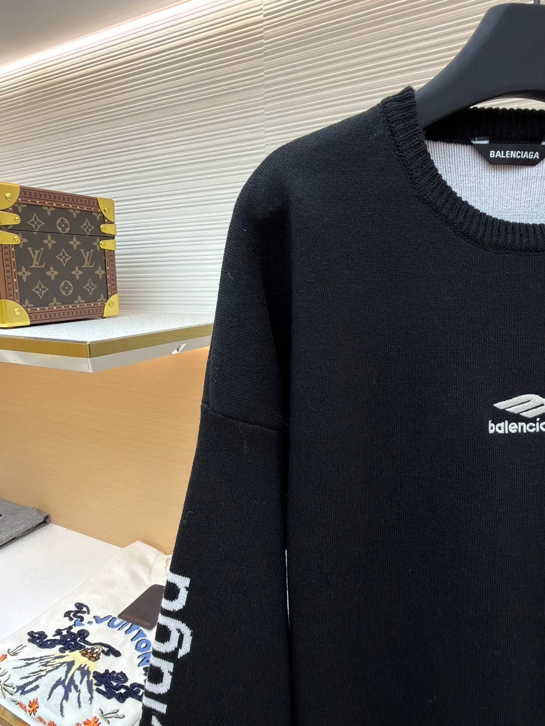 Balenciaga SKI ski series wool knitted sweater ●Original version: purchased and developed by 13306 ●Item number: 1681715-A75 ●Fabric: wool blended fabric ●Technology: knitted production ●Color: black ●Version: Loose version ●Weight: about 860 grams ●Size: XS-S-M ●Description: The main body of the fabric is made of high-quality wool blend. The addition of wool not only provides the iconic soft touch and luxurious luster, but also gives the clothing natural temperature regulation and moisture wicking properties. This means it can effectively lock in body temperature in cold environments, while helping water evaporate to keep skin dry when exercise generates heat. Pure wool may be warm but can be heavy and prone to shrinkage. The blending technology used by Balenciaga must incorporate other natural fibers to optimize the durability, wrinkle resistance and morphological stability of the fabric. The determination of this blending ratio is an exquisite balance between the brand's pursuit of ultimate comfort and meeting the actual needs of skiing. Lycra double-sided bottom technology is used on the hem and the inside of the cuffs of the clothing. This refers to the highly elastic Lycra fiber being woven into a double-layer structure to form a closing edge with strong resilience. Complexity reflected: The core of this craft lies in the "double side". It is not a simple rib, but uses complex double-sided knitting technology to give a smooth and delicate visual effect to both the inside and outside, while forming an "invisible" strong bundle on the inside. The purpose is: Pressure-free comfort: The elasticity provided by Lycra is dynamic, fast enough, and does not restrict body movements, achieving the unity of sports function and comfort. The overall wiring is straight and delicate, the fabric is comfortable and soft, and the color is consistent without color difference. It can be matched with the same style to create a fashionable look and control various occasions. Customized accessories, complete with three standards, same style for men and women!
