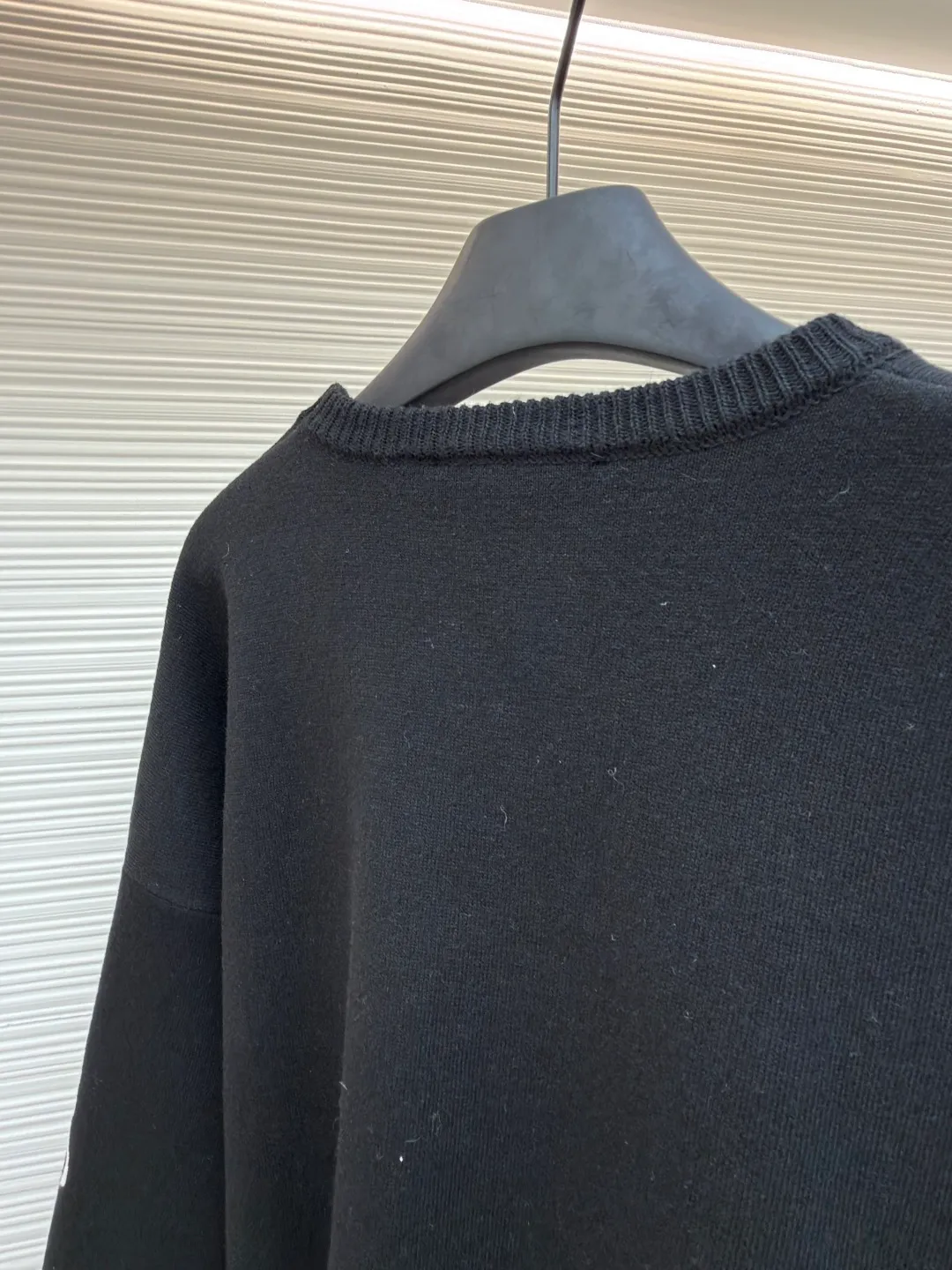 Balenciaga SKI ski series wool knitted sweater ●Original version: purchased and developed by 13306 ●Item number: 1681715-A75 ●Fabric: wool blended fabric ●Technology: knitted production ●Color: black ●Version: Loose version ●Weight: about 860 grams ●Size: XS-S-M ●Description: The main body of the fabric is made of high-quality wool blend. The addition of wool not only provides the iconic soft touch and luxurious luster, but also gives the clothing natural temperature regulation and moisture wicking properties. This means it can effectively lock in body temperature in cold environments, while helping water evaporate to keep skin dry when exercise generates heat. Pure wool may be warm but can be heavy and prone to shrinkage. The blending technology used by Balenciaga must incorporate other natural fibers to optimize the durability, wrinkle resistance and morphological stability of the fabric. The determination of this blending ratio is an exquisite balance between the brand's pursuit of ultimate comfort and meeting the actual needs of skiing. Lycra double-sided bottom technology is used on the hem and the inside of the cuffs of the clothing. This refers to the highly elastic Lycra fiber being woven into a double-layer structure to form a closing edge with strong resilience. Complexity reflected: The core of this craft lies in the "double side". It is not a simple rib, but uses complex double-sided knitting technology to give a smooth and delicate visual effect to both the inside and outside, while forming an "invisible" strong bundle on the inside. The purpose is: Pressure-free comfort: The elasticity provided by Lycra is dynamic, fast enough, and does not restrict body movements, achieving the unity of sports function and comfort. The overall wiring is straight and delicate, the fabric is comfortable and soft, and the color is consistent without color difference. It can be matched with the same style to create a fashionable look and control various occasions. Customized accessories, complete with three standards, same style for men and women!