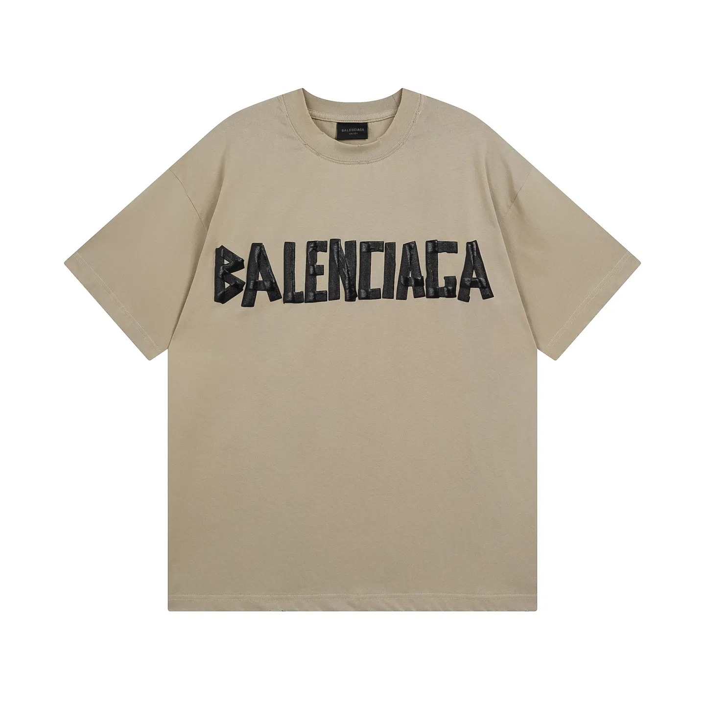 🅿️194 Actual pictures [Top version. Official website quality] BALENCI*GA/Paris. 25ss latest classic. Masking tape printing. Ready-to-wear washed and frayed short-sleeved T-shirt. Brick cabinet synchronization. The fabric is made of Paris ZP custom-woven and dyed 100% cotton double yarn compact cotton. The weight is 260 grams, the cloth surface is clean. The cloth pattern is clear, soft and comfortable, and the thread is dyed with no color difference. The classic pattern is printed with environmentally friendly imported materials, and the tape pattern is glued. The letters are clear and the effect is three-dimensional. Restored brick cabinet. The garments were washed and aged, and polished by many hands. Produced by ultra-heavy craftsmanship, the market currency is very different, welcome to compare. The version adopts OS loose shoulder design. The same style for men and women. Code: BL253383 Color: black blue, plum red, khaki Size: XS S M L