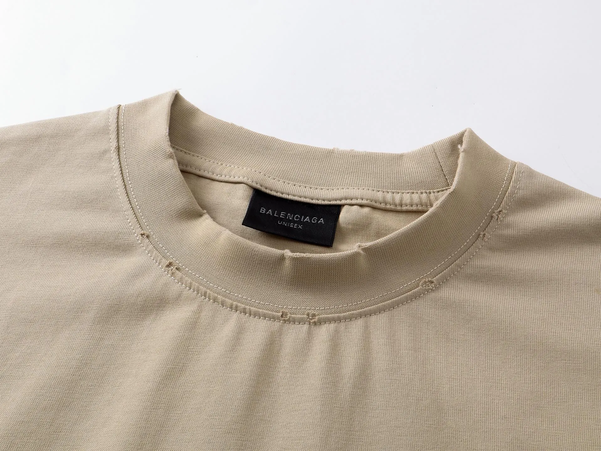 🅿️194 Actual pictures [Top version. Official website quality] BALENCI*GA/Paris. 25ss latest classic. Masking tape printing. Ready-to-wear washed and frayed short-sleeved T-shirt. Brick cabinet synchronization. The fabric is made of Paris ZP custom-woven and dyed 100% cotton double yarn compact cotton. The weight is 260 grams, the cloth surface is clean. The cloth pattern is clear, soft and comfortable, and the thread is dyed with no color difference. The classic pattern is printed with environmentally friendly imported materials, and the tape pattern is glued. The letters are clear and the effect is three-dimensional. Restored brick cabinet. The garments were washed and aged, and polished by many hands. Produced by ultra-heavy craftsmanship, the market currency is very different, welcome to compare. The version adopts OS loose shoulder design. The same style for men and women. Code: BL253383 Color: black blue, plum red, khaki Size: XS S M L