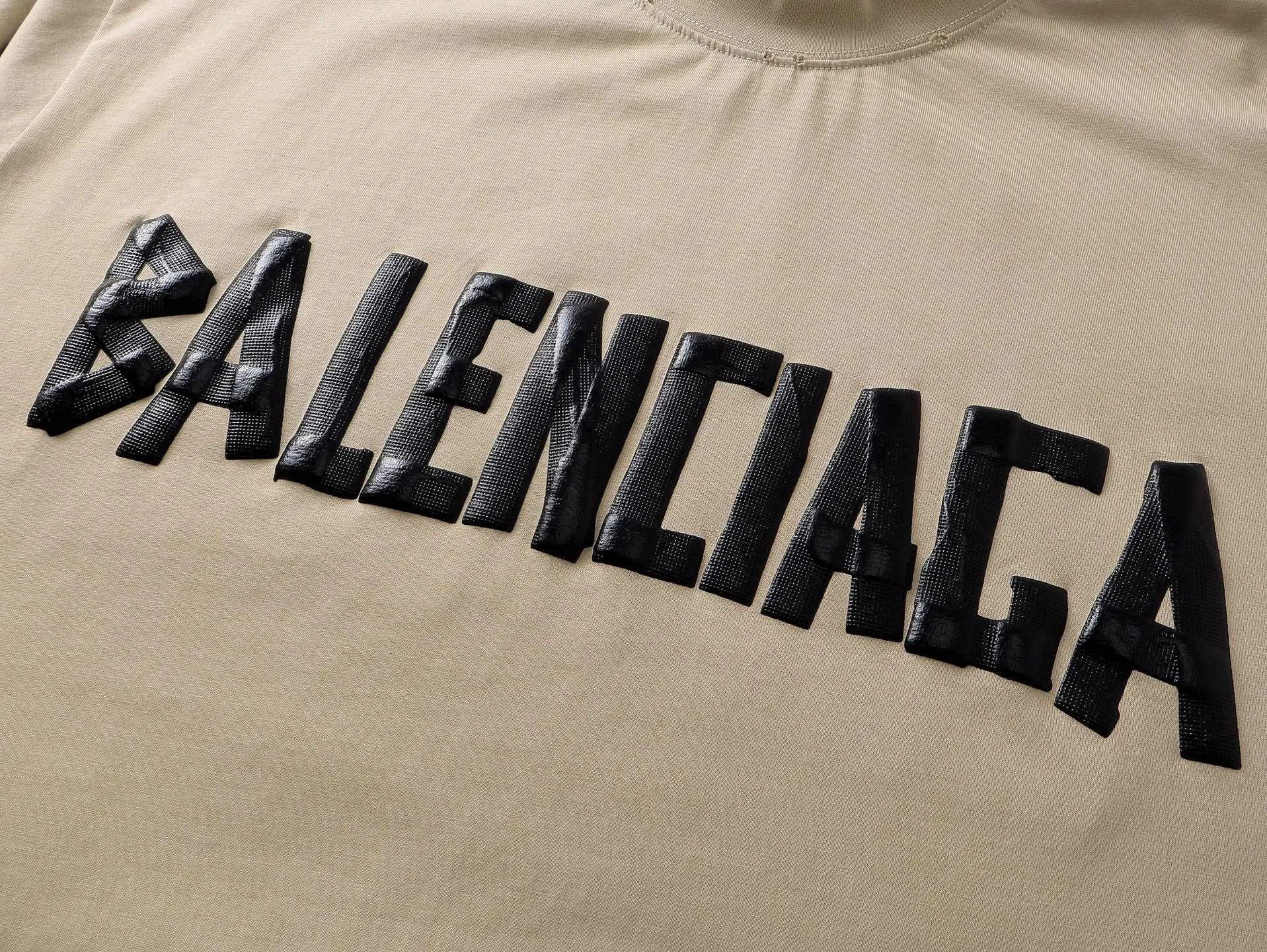 🅿️194 Actual pictures [Top version. Official website quality] BALENCI*GA/Paris. 25ss latest classic. Masking tape printing. Ready-to-wear washed and frayed short-sleeved T-shirt. Brick cabinet synchronization. The fabric is made of Paris ZP custom-woven and dyed 100% cotton double yarn compact cotton. The weight is 260 grams, the cloth surface is clean. The cloth pattern is clear, soft and comfortable, and the thread is dyed with no color difference. The classic pattern is printed with environmentally friendly imported materials, and the tape pattern is glued. The letters are clear and the effect is three-dimensional. Restored brick cabinet. The garments were washed and aged, and polished by many hands. Produced by ultra-heavy craftsmanship, the market currency is very different, welcome to compare. The version adopts OS loose shoulder design. The same style for men and women. Code: BL253383 Color: black blue, plum red, khaki Size: XS S M L