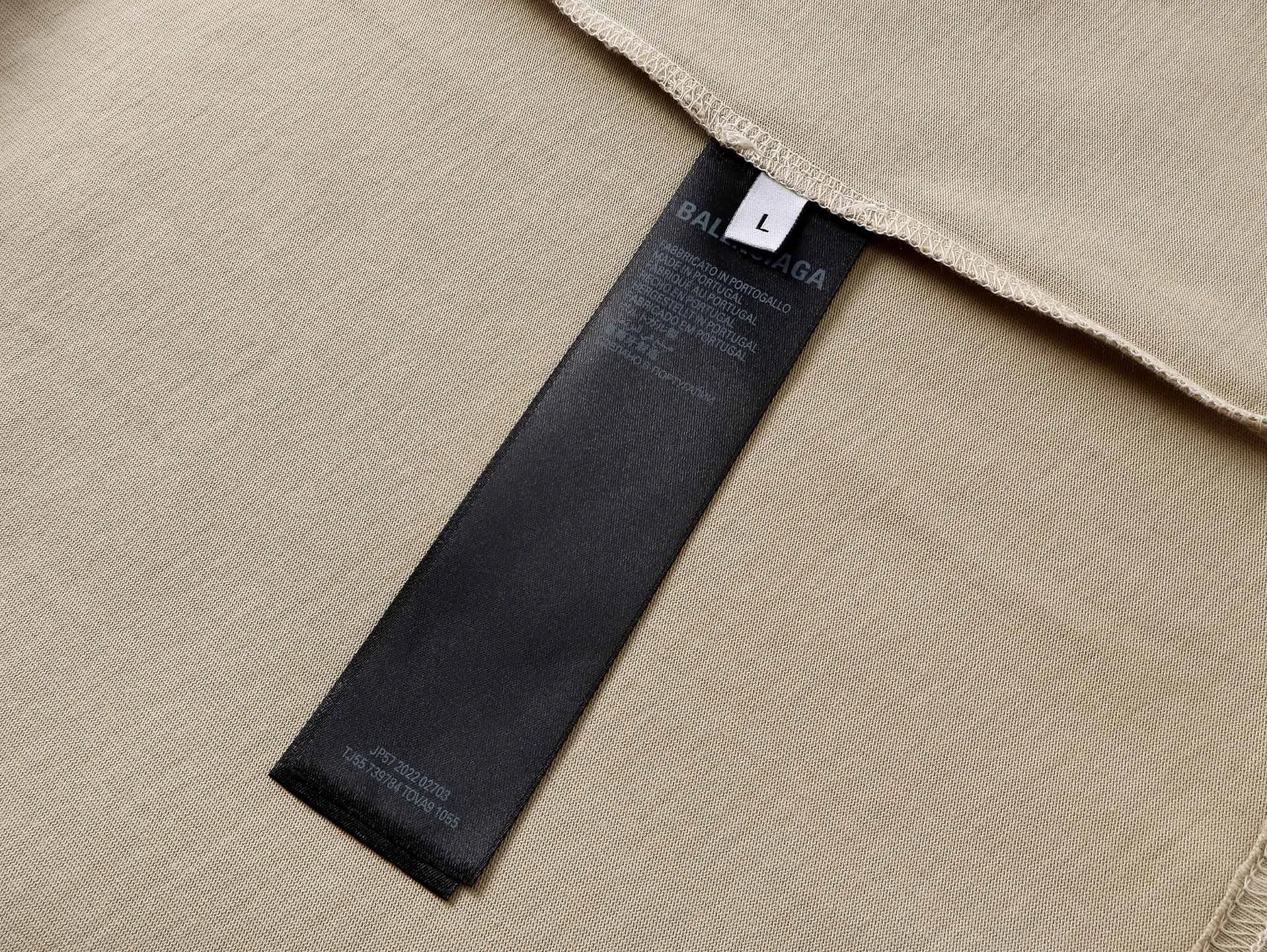 🅿️194 Actual pictures [Top version. Official website quality] BALENCI*GA/Paris. 25ss latest classic. Masking tape printing. Ready-to-wear washed and frayed short-sleeved T-shirt. Brick cabinet synchronization. The fabric is made of Paris ZP custom-woven and dyed 100% cotton double yarn compact cotton. The weight is 260 grams, the cloth surface is clean. The cloth pattern is clear, soft and comfortable, and the thread is dyed with no color difference. The classic pattern is printed with environmentally friendly imported materials, and the tape pattern is glued. The letters are clear and the effect is three-dimensional. Restored brick cabinet. The garments were washed and aged, and polished by many hands. Produced by ultra-heavy craftsmanship, the market currency is very different, welcome to compare. The version adopts OS loose shoulder design. The same style for men and women. Code: BL253383 Color: black blue, plum red, khaki Size: XS S M L