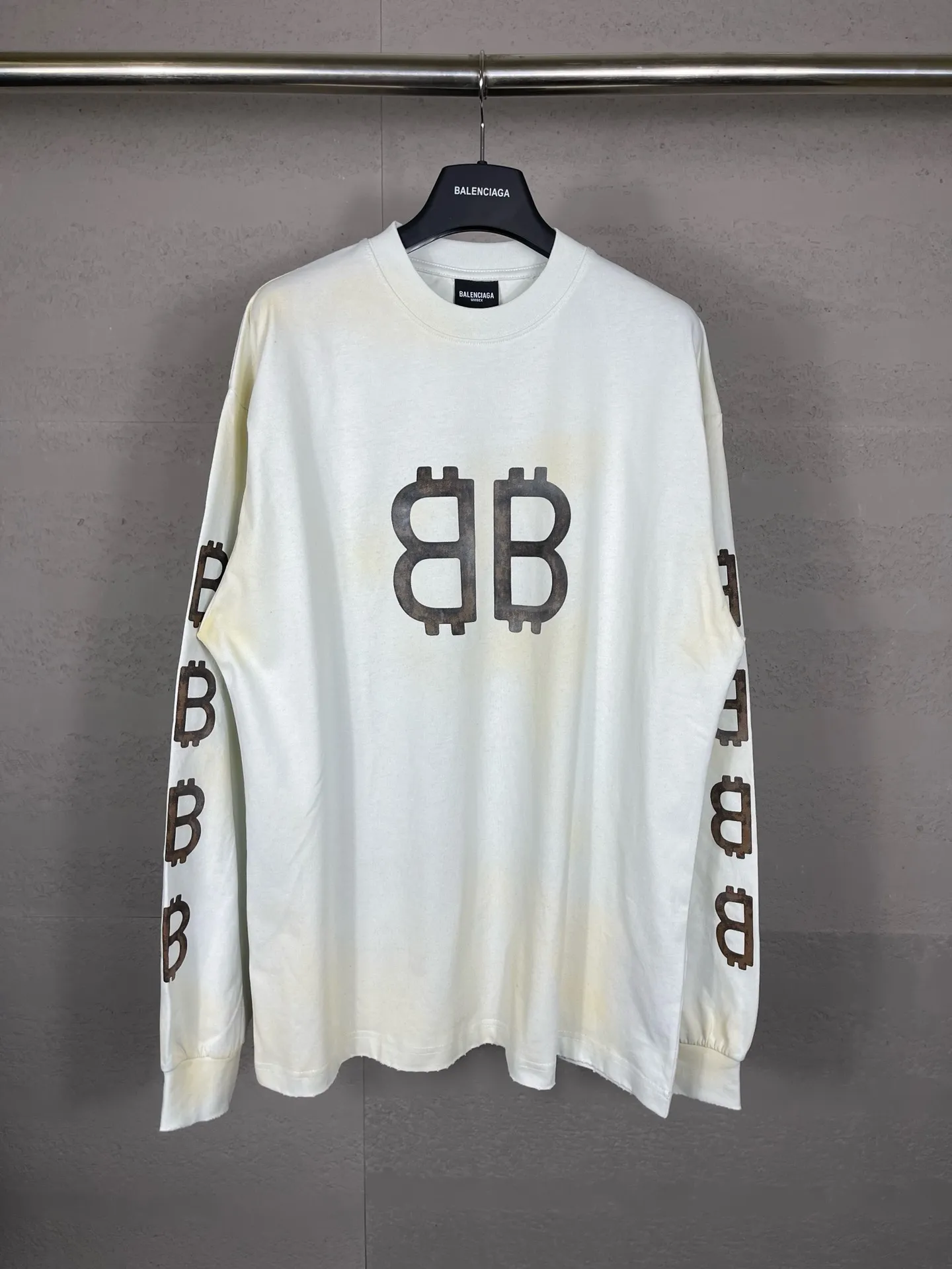 🅿️220 detailed pictures [Top version. Official website quality] BALENCI*GA/Paris. 2023 latest mud hand-painted worn distressed long-sleeved T-shirt. Brick cabinet synchronization. ⚠️Difference between market currency, genuine development, worn. Hand-painted consistent with ZP,‼ ️The fabric is made of Paris ZP custom-woven and dyed 100% double yarn compact cotton. The weight is 260 grams. The cloth surface is clean. The cloth pattern is clear, soft and comfortable. The threads are dyed with no color difference. Ready-made garments are hand-painted, worn, and distressed, with heavy craftsmanship. Comparisons welcome. The version adopts OS loose shoulder design. Same style for men and women. Code: BL225006 Color: black blue, off-white Size: XS S M L