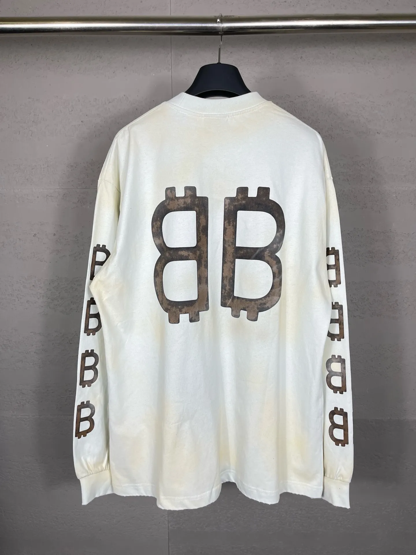 🅿️220 detailed pictures [Top version. Official website quality] BALENCI*GA/Paris. 2023 latest mud hand-painted worn distressed long-sleeved T-shirt. Brick cabinet synchronization. ⚠️Difference between market currency, genuine development, worn. Hand-painted consistent with ZP,‼ ️The fabric is made of Paris ZP custom-woven and dyed 100% double yarn compact cotton. The weight is 260 grams. The cloth surface is clean. The cloth pattern is clear, soft and comfortable. The threads are dyed with no color difference. Ready-made garments are hand-painted, worn, and distressed, with heavy craftsmanship. Comparisons welcome. The version adopts OS loose shoulder design. Same style for men and women. Code: BL225006 Color: black blue, off-white Size: XS S M L