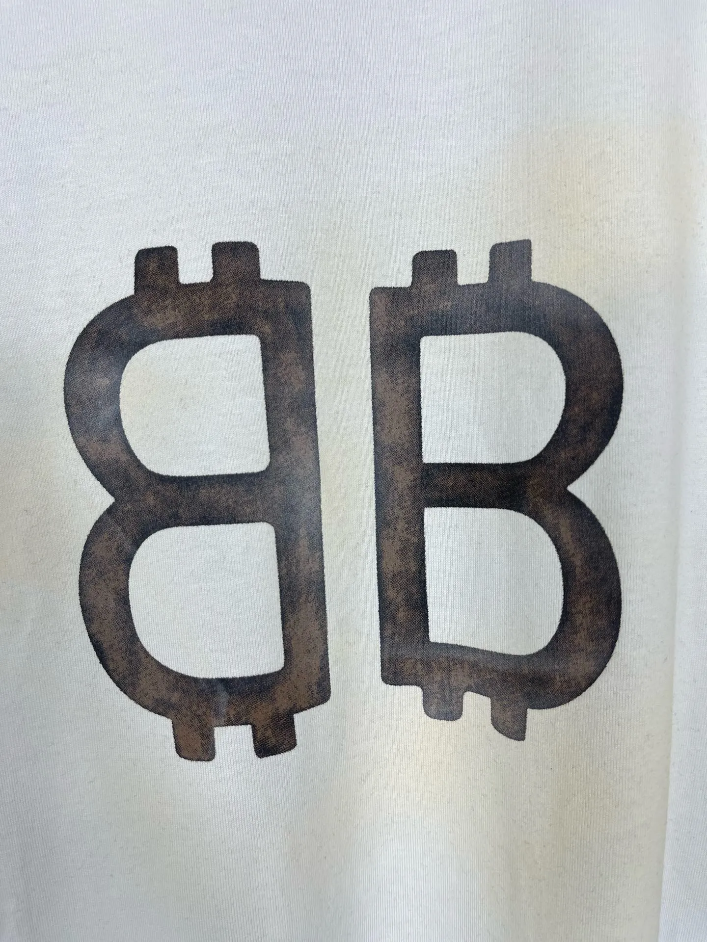 🅿️220 detailed pictures [Top version. Official website quality] BALENCI*GA/Paris. 2023 latest mud hand-painted worn distressed long-sleeved T-shirt. Brick cabinet synchronization. ⚠️Difference between market currency, genuine development, worn. Hand-painted consistent with ZP,‼ ️The fabric is made of Paris ZP custom-woven and dyed 100% double yarn compact cotton. The weight is 260 grams. The cloth surface is clean. The cloth pattern is clear, soft and comfortable. The threads are dyed with no color difference. Ready-made garments are hand-painted, worn, and distressed, with heavy craftsmanship. Comparisons welcome. The version adopts OS loose shoulder design. Same style for men and women. Code: BL225006 Color: black blue, off-white Size: XS S M L