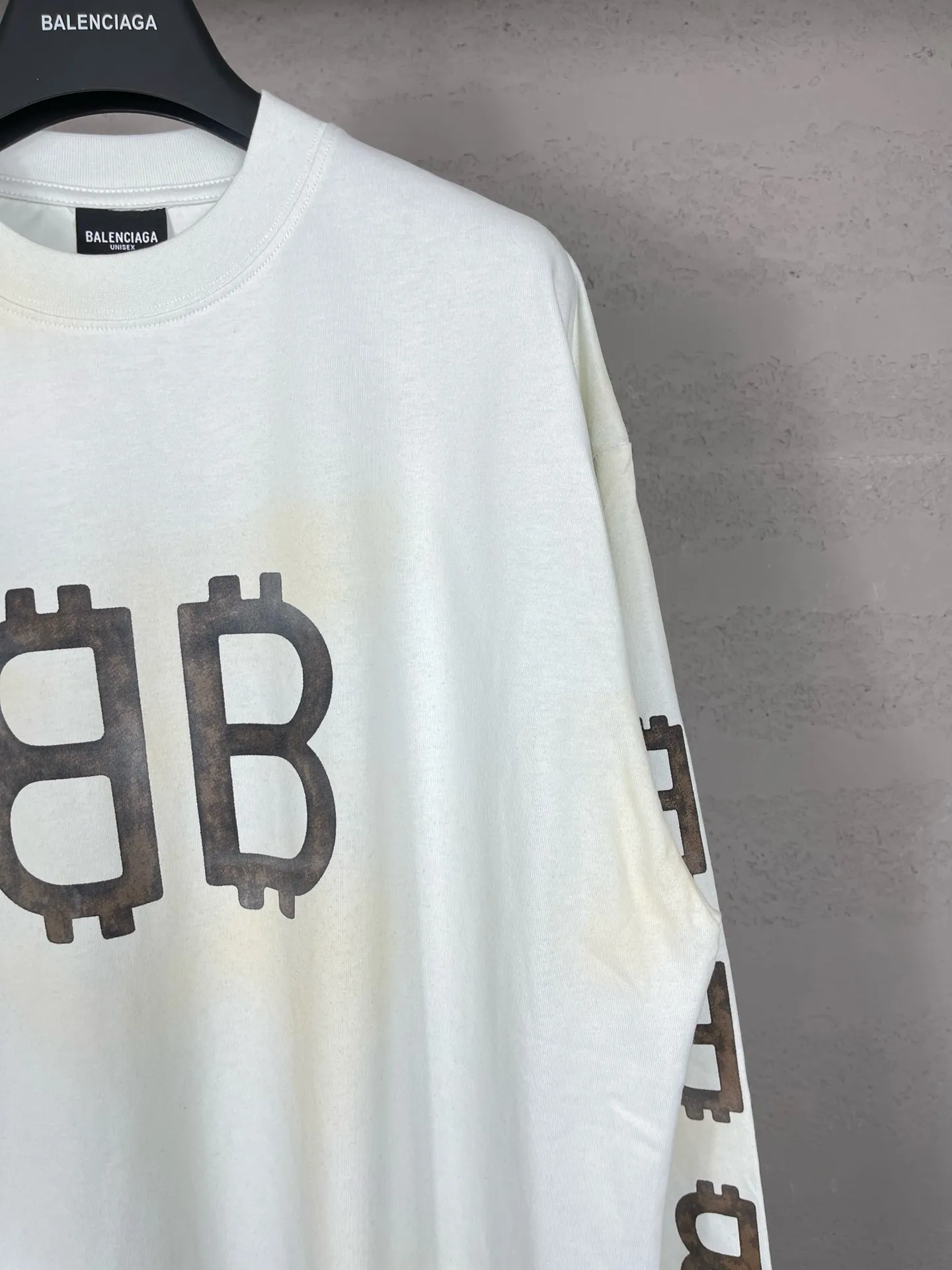 🅿️220 detailed pictures [Top version. Official website quality] BALENCI*GA/Paris. 2023 latest mud hand-painted worn distressed long-sleeved T-shirt. Brick cabinet synchronization. ⚠️Difference between market currency, genuine development, worn. Hand-painted consistent with ZP,‼ ️The fabric is made of Paris ZP custom-woven and dyed 100% double yarn compact cotton. The weight is 260 grams. The cloth surface is clean. The cloth pattern is clear, soft and comfortable. The threads are dyed with no color difference. Ready-made garments are hand-painted, worn, and distressed, with heavy craftsmanship. Comparisons welcome. The version adopts OS loose shoulder design. Same style for men and women. Code: BL225006 Color: black blue, off-white Size: XS S M L