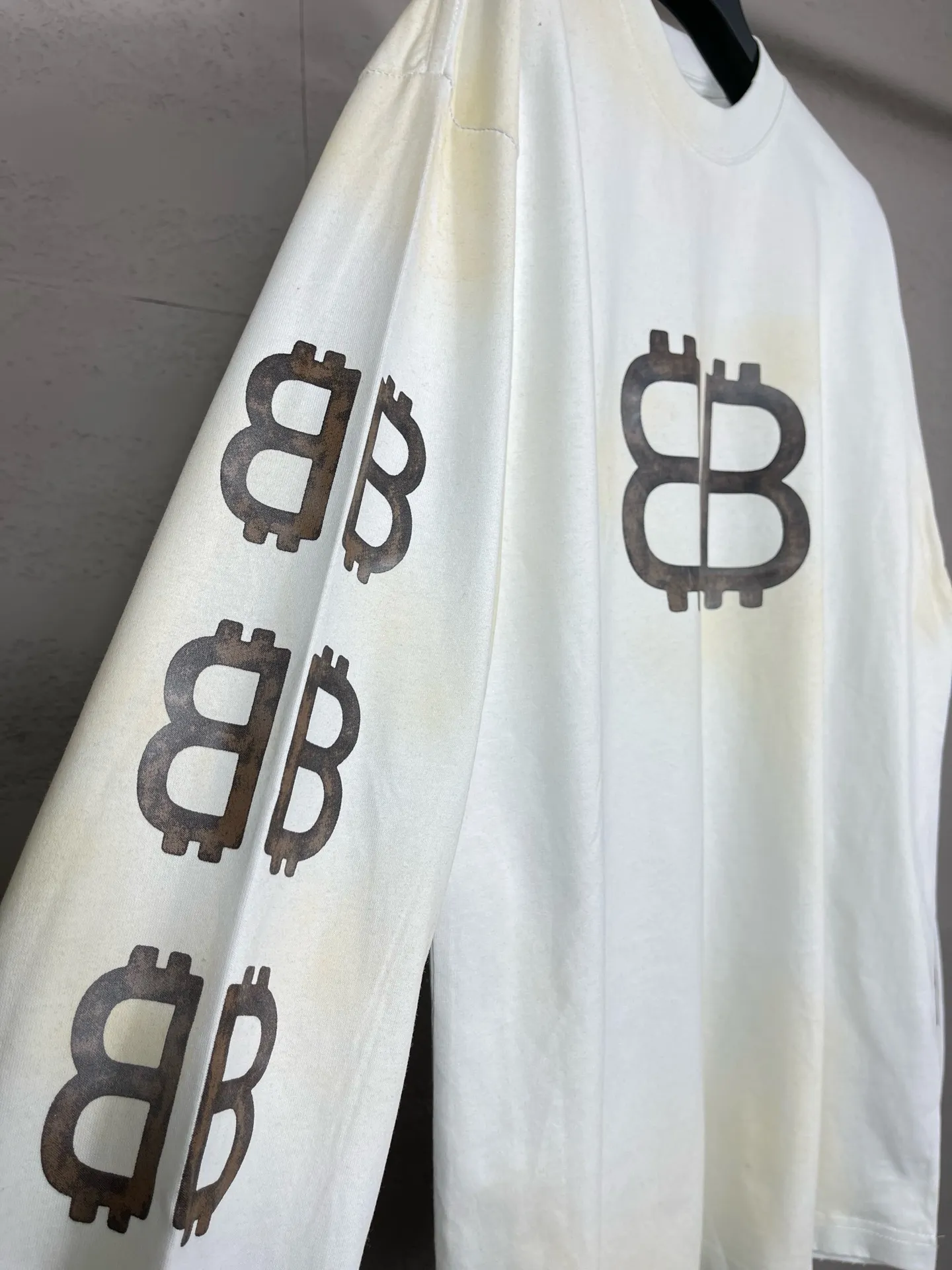 🅿️220 detailed pictures [Top version. Official website quality] BALENCI*GA/Paris. 2023 latest mud hand-painted worn distressed long-sleeved T-shirt. Brick cabinet synchronization. ⚠️Difference between market currency, genuine development, worn. Hand-painted consistent with ZP,‼ ️The fabric is made of Paris ZP custom-woven and dyed 100% double yarn compact cotton. The weight is 260 grams. The cloth surface is clean. The cloth pattern is clear, soft and comfortable. The threads are dyed with no color difference. Ready-made garments are hand-painted, worn, and distressed, with heavy craftsmanship. Comparisons welcome. The version adopts OS loose shoulder design. Same style for men and women. Code: BL225006 Color: black blue, off-white Size: XS S M L