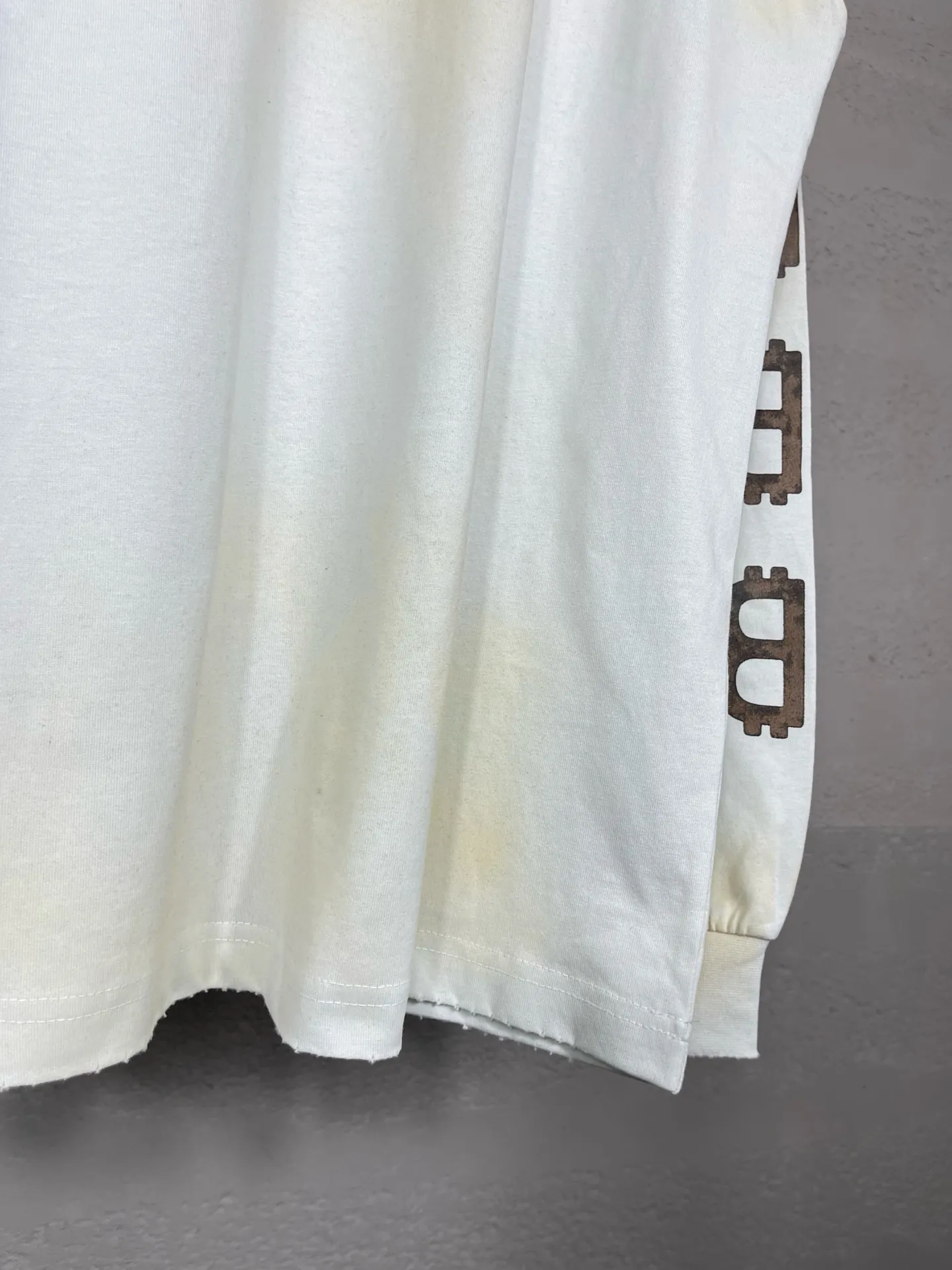 🅿️220 detailed pictures [Top version. Official website quality] BALENCI*GA/Paris. 2023 latest mud hand-painted worn distressed long-sleeved T-shirt. Brick cabinet synchronization. ⚠️Difference between market currency, genuine development, worn. Hand-painted consistent with ZP,‼ ️The fabric is made of Paris ZP custom-woven and dyed 100% double yarn compact cotton. The weight is 260 grams. The cloth surface is clean. The cloth pattern is clear, soft and comfortable. The threads are dyed with no color difference. Ready-made garments are hand-painted, worn, and distressed, with heavy craftsmanship. Comparisons welcome. The version adopts OS loose shoulder design. Same style for men and women. Code: BL225006 Color: black blue, off-white Size: XS S M L