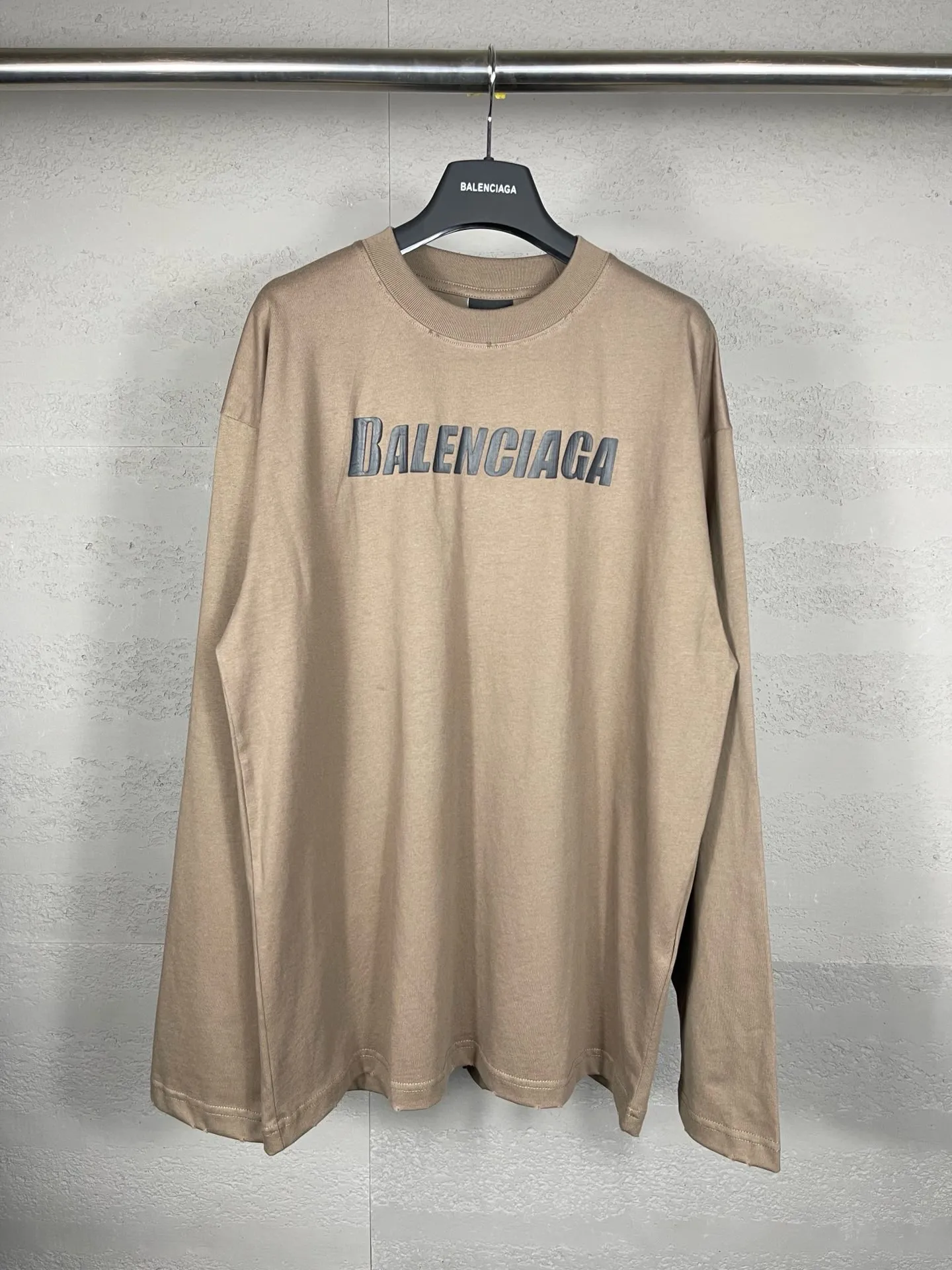 🅿️196 Detailed picture [Top version. Official website quality] BALENCI*GA/Paris. New style. Classic letter LOGO cracked print old and worn long-sleeved T-shirt. Brick cabinet synchronization. The fabric is made of Paris ZP custom-woven and dyed 100% cotton double yarn compact cotton. The weight is 260 grams, the cloth surface is clean. The cloth pattern is clear, soft and comfortable. The threads are dyed with no color difference. The classic pattern is printed with environmentally friendly imported materials, and the letters are cracked and printed. The letters are clear and the effect is three-dimensional. Restored brick cabinet. The garments are hand-worn and distressed by many people. They are very different from the market currency. You are welcome to compare. The version adopts the OS loose shoulder design. Same style for men and women. Coding: BL225009 Color: black, brown Size: XS S M L