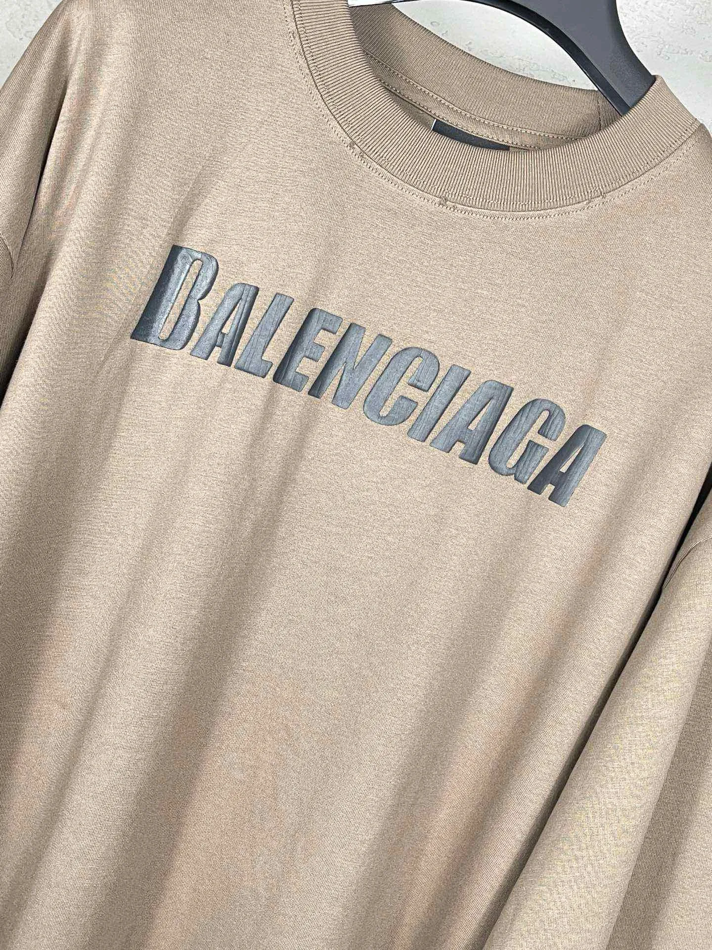 🅿️196 Detailed picture [Top version. Official website quality] BALENCI*GA/Paris. New style. Classic letter LOGO cracked print old and worn long-sleeved T-shirt. Brick cabinet synchronization. The fabric is made of Paris ZP custom-woven and dyed 100% cotton double yarn compact cotton. The weight is 260 grams, the cloth surface is clean. The cloth pattern is clear, soft and comfortable. The threads are dyed with no color difference. The classic pattern is printed with environmentally friendly imported materials, and the letters are cracked and printed. The letters are clear and the effect is three-dimensional. Restored brick cabinet. The garments are hand-worn and distressed by many people. They are very different from the market currency. You are welcome to compare. The version adopts the OS loose shoulder design. Same style for men and women. Coding: BL225009 Color: black, brown Size: XS S M L