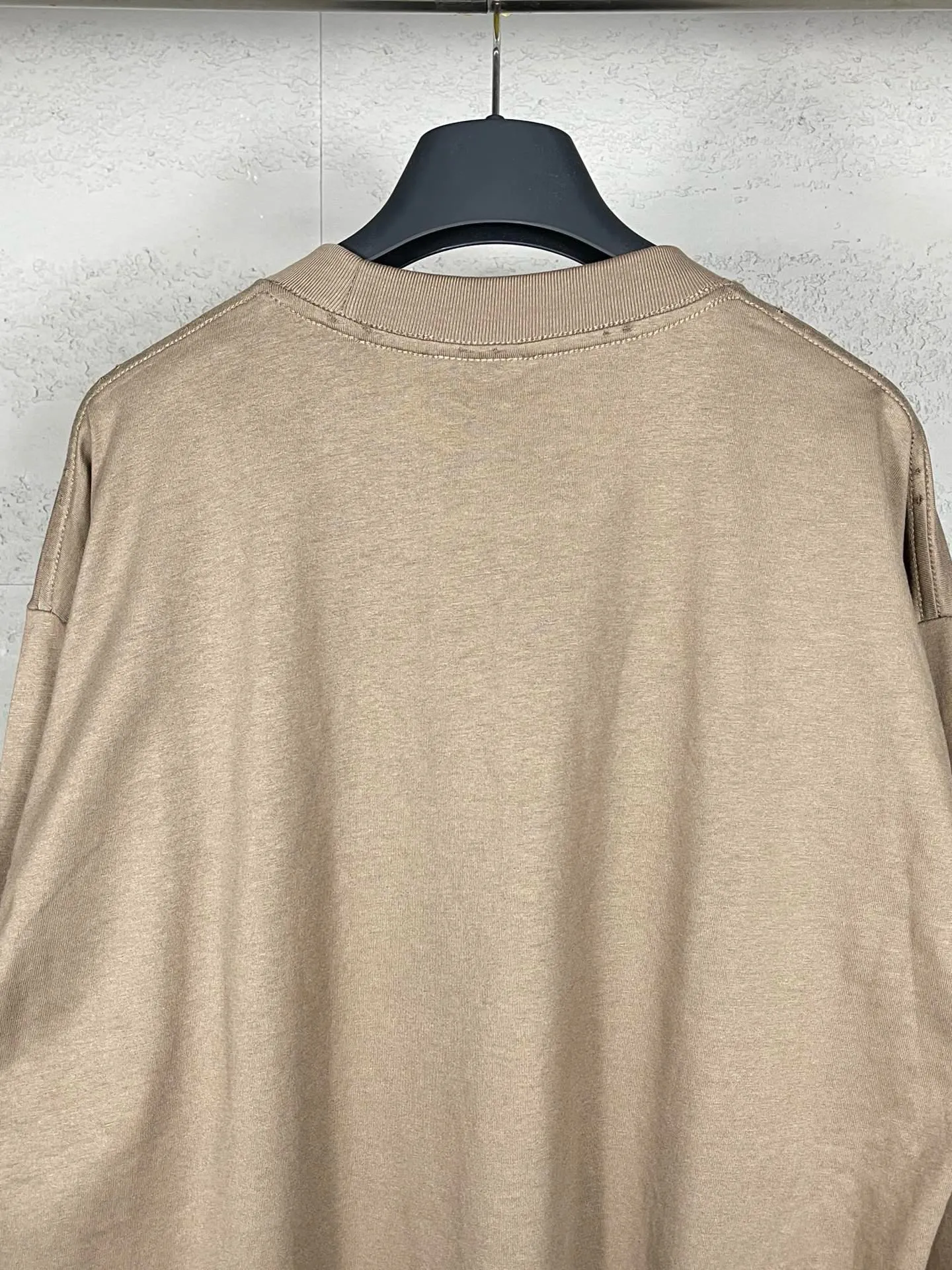 🅿️196 Detailed picture [Top version. Official website quality] BALENCI*GA/Paris. New style. Classic letter LOGO cracked print old and worn long-sleeved T-shirt. Brick cabinet synchronization. The fabric is made of Paris ZP custom-woven and dyed 100% cotton double yarn compact cotton. The weight is 260 grams, the cloth surface is clean. The cloth pattern is clear, soft and comfortable. The threads are dyed with no color difference. The classic pattern is printed with environmentally friendly imported materials, and the letters are cracked and printed. The letters are clear and the effect is three-dimensional. Restored brick cabinet. The garments are hand-worn and distressed by many people. They are very different from the market currency. You are welcome to compare. The version adopts the OS loose shoulder design. Same style for men and women. Coding: BL225009 Color: black, brown Size: XS S M L