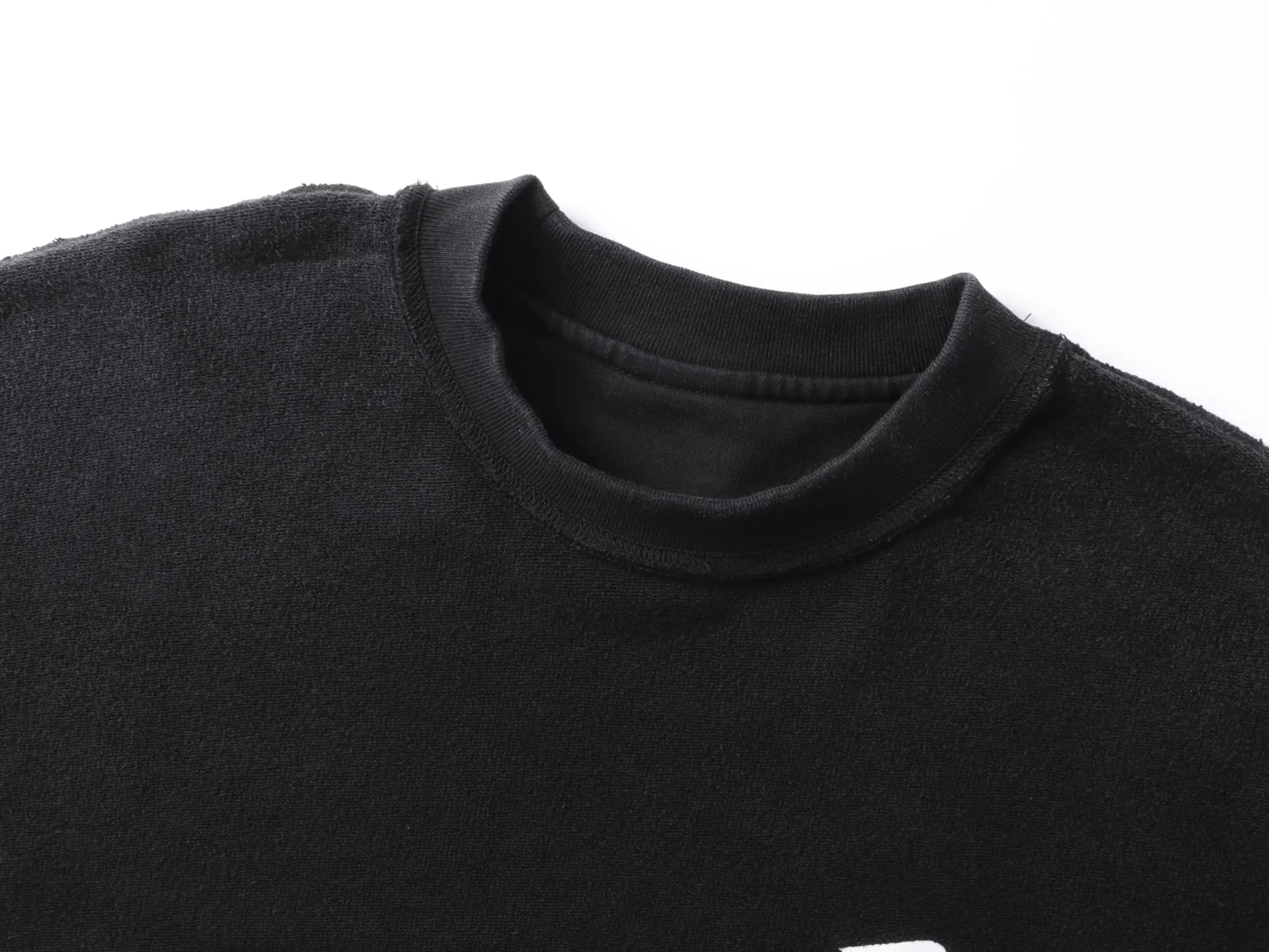 🅿️280 real photos [Top version. Official website quality] BALENCI*GA/Paris #2026 new style Paris classic LOGO embroidery on the reverse, washed and distressed round neck sweatshirt. The ready-made garments are stitched on the reverse side and washed, with a full sense of design. Comparisons are welcome. The fabric is made of Paris ZP custom-woven and dyed cotton sweatshirts. Weighing 460 grams, the cloth surface is clean. The cloth pattern is clear, soft and comfortable. The threads are dyed with no color difference. The classic letter LOGO is embroidered on the reverse using an imported Tajima embroidery machine. The effect is three-dimensional. Restore brick cabinet, adopt OS loose shoulder style. Same style for men and women. Code: BL255588 Color: washed black Size: XS S M L