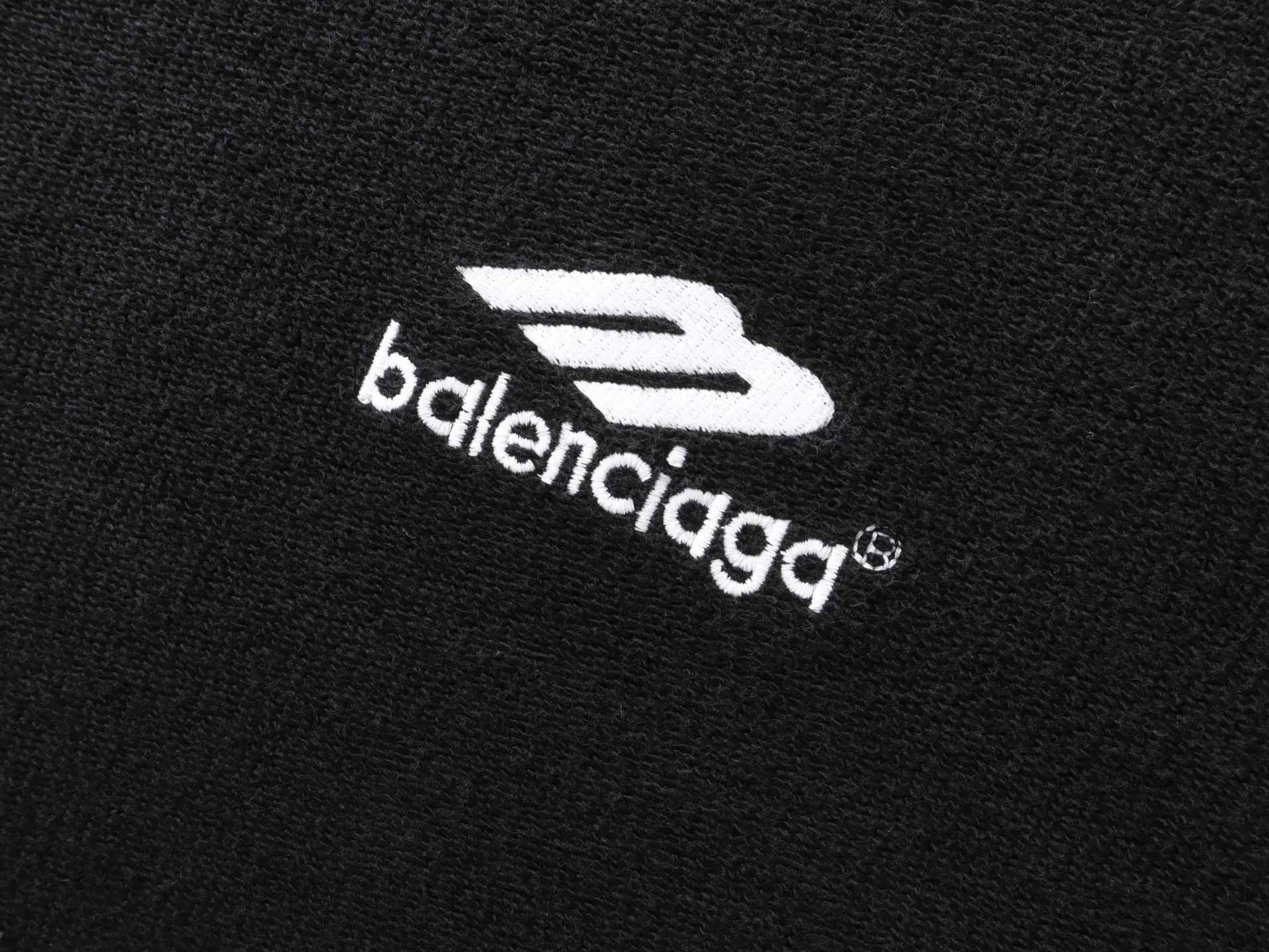 🅿️280 real photos [Top version. Official website quality] BALENCI*GA/Paris #2026 new style Paris classic LOGO embroidery on the reverse, washed and distressed round neck sweatshirt. The ready-made garments are stitched on the reverse side and washed, with a full sense of design. Comparisons are welcome. The fabric is made of Paris ZP custom-woven and dyed cotton sweatshirts. Weighing 460 grams, the cloth surface is clean. The cloth pattern is clear, soft and comfortable. The threads are dyed with no color difference. The classic letter LOGO is embroidered on the reverse using an imported Tajima embroidery machine. The effect is three-dimensional. Restore brick cabinet, adopt OS loose shoulder style. Same style for men and women. Code: BL255588 Color: washed black Size: XS S M L