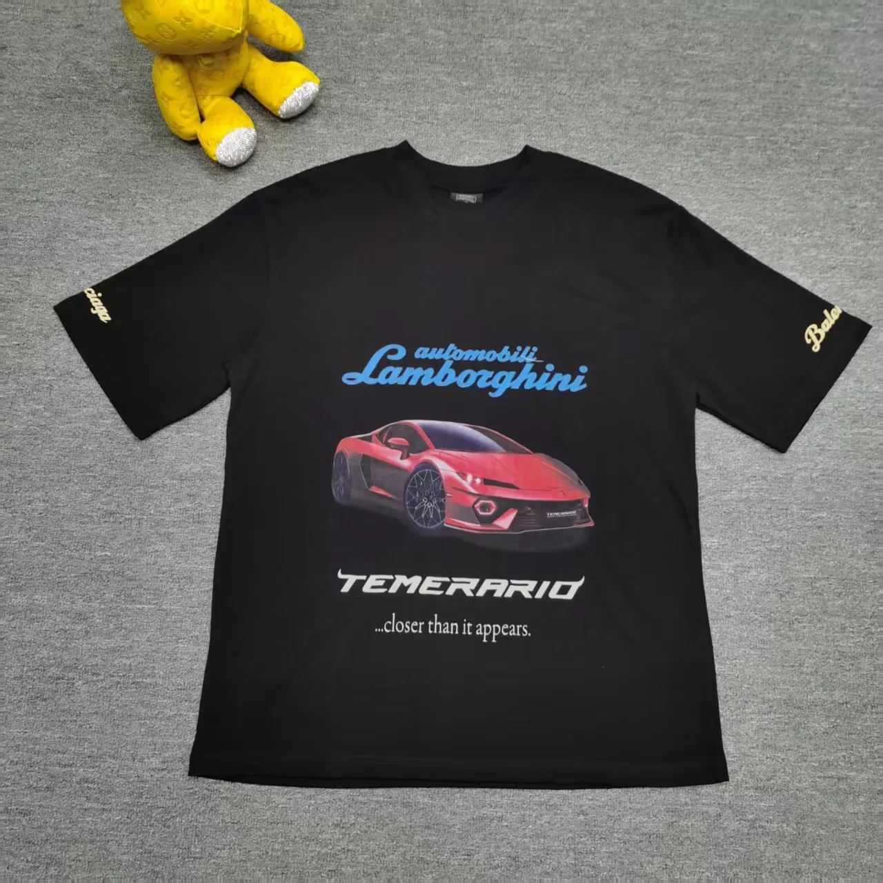 [Top version. Official website quality] BALENCI*GA/Paris co-branded Lamborghini Lamborghini front and back left and right sleeves direct-injection printed short-sleeved T-shirt # SS25 latest model. Research and development at the first time, different market currencies. Comparisons welcome. The fabric is made of Paris ZP custom-woven and dyed cotton double yarn. Weighing 260 grams, the cloth surface is clean. The cloth pattern is clear, soft and comfortable. The threads are dyed with no color difference. Printing adopts computer direct printing. The pattern letters are clear, three-dimensional and without burrs. Jubie market produces pictures based on pictures. Welcome to compare. The version adopts OS loose shoulder design. Same style for men and women. Color: white gray, black. Size: XS S M L P: 260