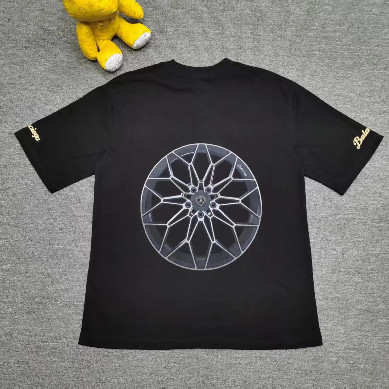 [Top version. Official website quality] BALENCI*GA/Paris co-branded Lamborghini Lamborghini front and back left and right sleeves direct-injection printed short-sleeved T-shirt # SS25 latest model. Research and development at the first time, different market currencies. Comparisons welcome. The fabric is made of Paris ZP custom-woven and dyed cotton double yarn. Weighing 260 grams, the cloth surface is clean. The cloth pattern is clear, soft and comfortable. The threads are dyed with no color difference. Printing adopts computer direct printing. The pattern letters are clear, three-dimensional and without burrs. Jubie market produces pictures based on pictures. Welcome to compare. The version adopts OS loose shoulder design. Same style for men and women. Color: white gray, black. Size: XS S M L P: 260