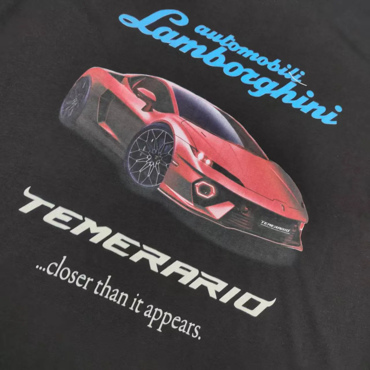 [Top version. Official website quality] BALENCI*GA/Paris co-branded Lamborghini Lamborghini front and back left and right sleeves direct-injection printed short-sleeved T-shirt # SS25 latest model. Research and development at the first time, different market currencies. Comparisons welcome. The fabric is made of Paris ZP custom-woven and dyed cotton double yarn. Weighing 260 grams, the cloth surface is clean. The cloth pattern is clear, soft and comfortable. The threads are dyed with no color difference. Printing adopts computer direct printing. The pattern letters are clear, three-dimensional and without burrs. Jubie market produces pictures based on pictures. Welcome to compare. The version adopts OS loose shoulder design. Same style for men and women. Color: white gray, black. Size: XS S M L P: 260