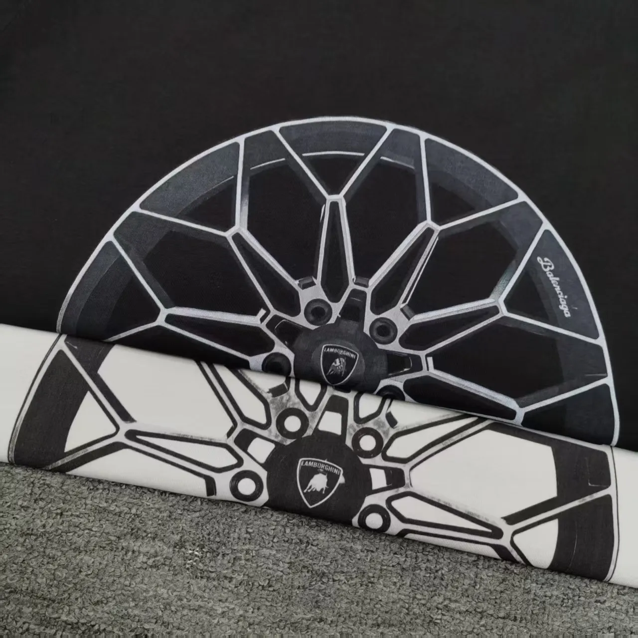 [Top version. Official website quality] BALENCI*GA/Paris co-branded Lamborghini Lamborghini front and back left and right sleeves direct-injection printed short-sleeved T-shirt # SS25 latest model. Research and development at the first time, different market currencies. Comparisons welcome. The fabric is made of Paris ZP custom-woven and dyed cotton double yarn. Weighing 260 grams, the cloth surface is clean. The cloth pattern is clear, soft and comfortable. The threads are dyed with no color difference. Printing adopts computer direct printing. The pattern letters are clear, three-dimensional and without burrs. Jubie market produces pictures based on pictures. Welcome to compare. The version adopts OS loose shoulder design. Same style for men and women. Color: white gray, black. Size: XS S M L P: 260