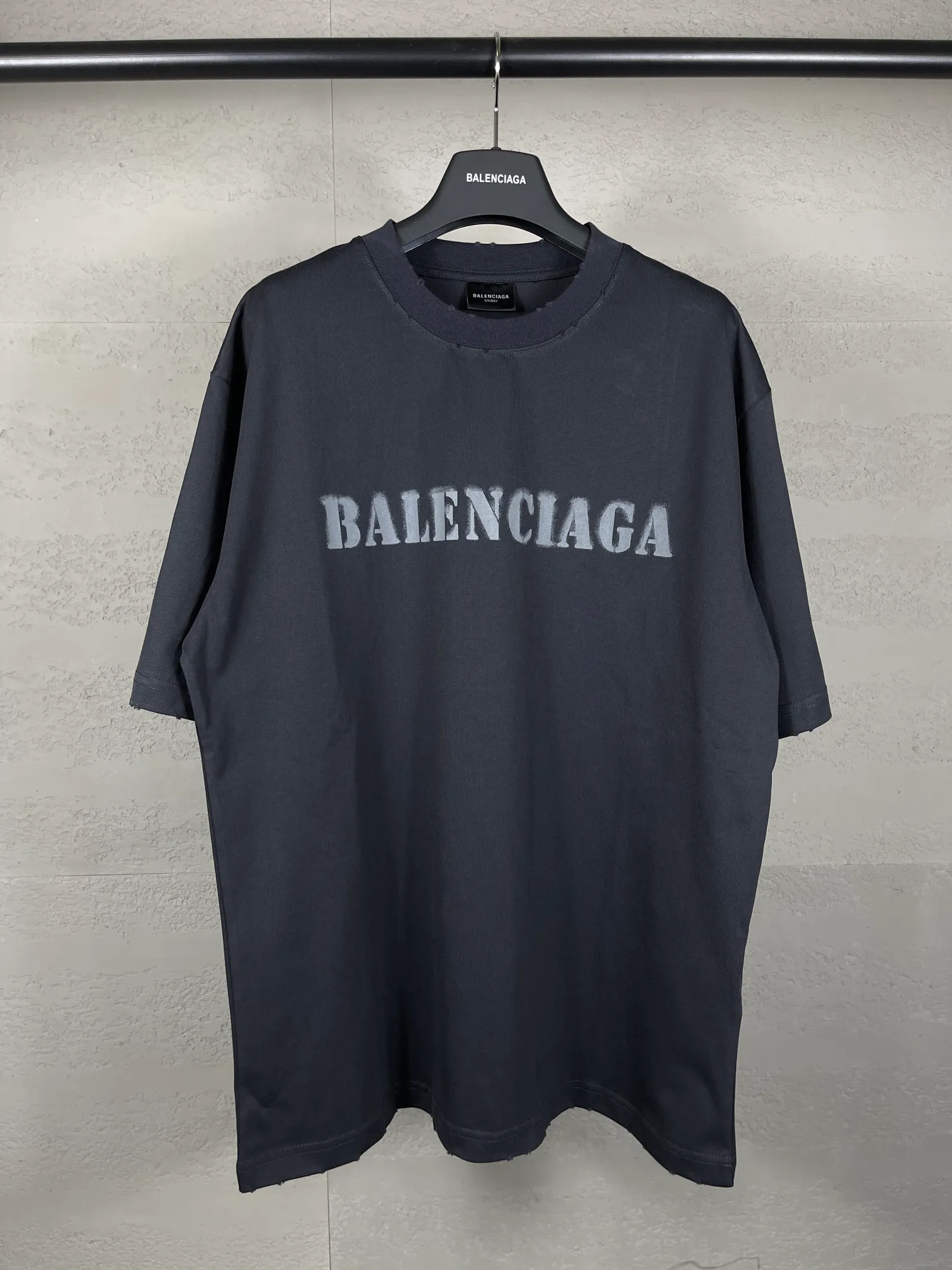 🅿️176 Actual pictures [Top version. Official website quality] BALENCI*GA/Paris. 2024 new letter LOGO printed short-sleeved T-shirt. Brick cabinets are synchronized. Genuine products are developed at the first time, and you can print and compare! The fabric is made of Paris ZP custom-woven and dyed cotton double yarn. Weighing 260 grams, the cloth surface is clean. The cloth pattern is clear, soft and comfortable. The threads are dyed with no color difference. The classic LOGO is printed with environmentally friendly imported materials and dot direct printing technology, with a three-dimensional effect. Restored brick cabinet. Ready-made clothes are worn and distressed, different market currency, welcome to compare, the version adopts OS loose shoulder version. Same style for men and women Coding: BL233315 Color: gray blue, off-white, red Size: XS to L
