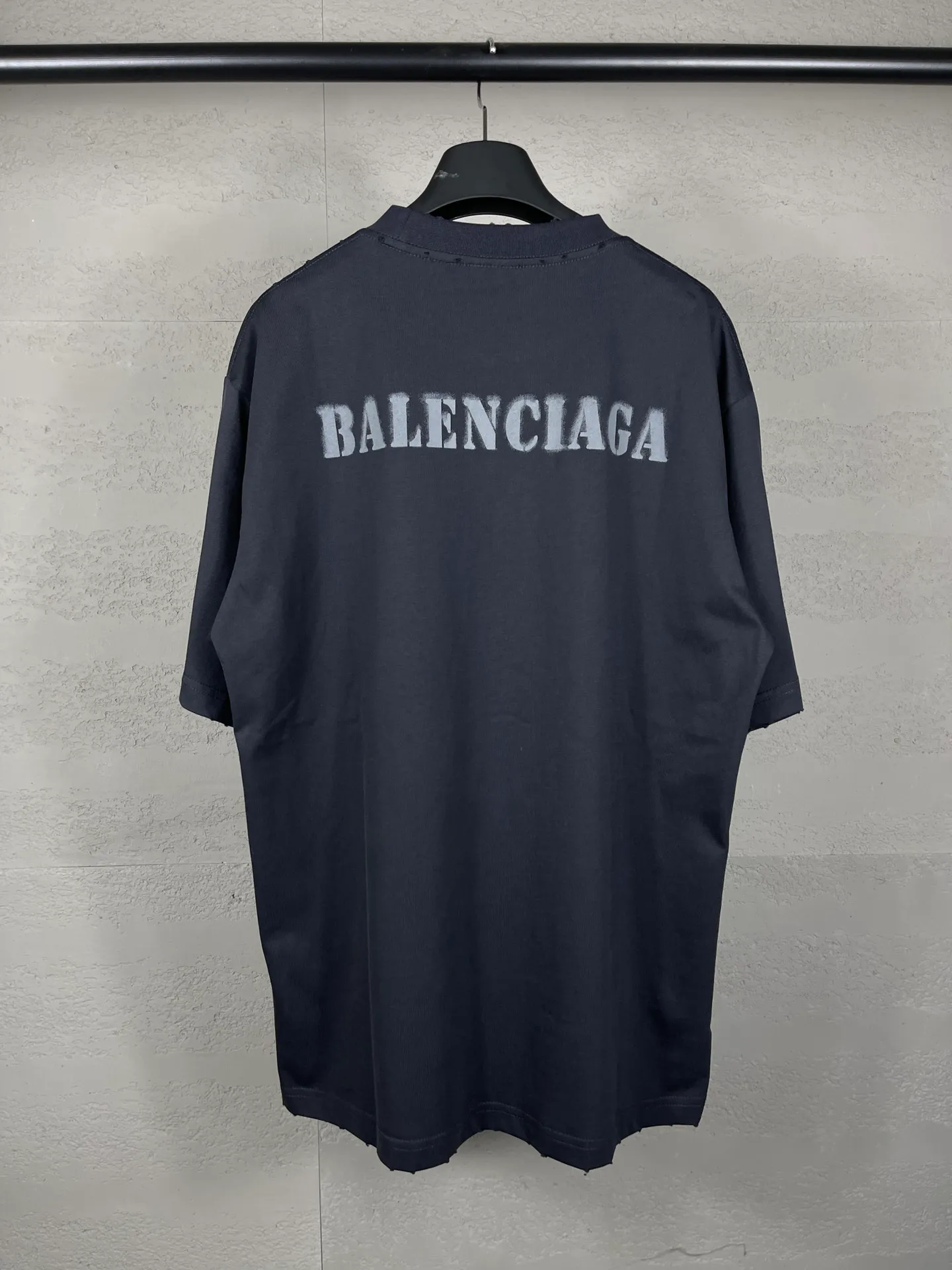 🅿️176 Actual pictures [Top version. Official website quality] BALENCI*GA/Paris. 2024 new letter LOGO printed short-sleeved T-shirt. Brick cabinets are synchronized. Genuine products are developed at the first time, and you can print and compare! The fabric is made of Paris ZP custom-woven and dyed cotton double yarn. Weighing 260 grams, the cloth surface is clean. The cloth pattern is clear, soft and comfortable. The threads are dyed with no color difference. The classic LOGO is printed with environmentally friendly imported materials and dot direct printing technology, with a three-dimensional effect. Restored brick cabinet. Ready-made clothes are worn and distressed, different market currency, welcome to compare, the version adopts OS loose shoulder version. Same style for men and women Coding: BL233315 Color: gray blue, off-white, red Size: XS to L