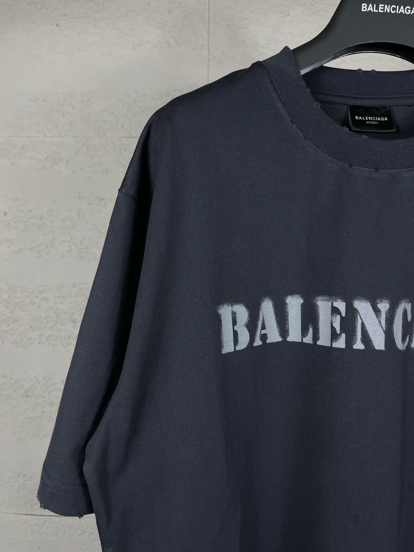 🅿️176 Actual pictures [Top version. Official website quality] BALENCI*GA/Paris. 2024 new letter LOGO printed short-sleeved T-shirt. Brick cabinets are synchronized. Genuine products are developed at the first time, and you can print and compare! The fabric is made of Paris ZP custom-woven and dyed cotton double yarn. Weighing 260 grams, the cloth surface is clean. The cloth pattern is clear, soft and comfortable. The threads are dyed with no color difference. The classic LOGO is printed with environmentally friendly imported materials and dot direct printing technology, with a three-dimensional effect. Restored brick cabinet. Ready-made clothes are worn and distressed, different market currency, welcome to compare, the version adopts OS loose shoulder version. Same style for men and women Coding: BL233315 Color: gray blue, off-white, red Size: XS to L