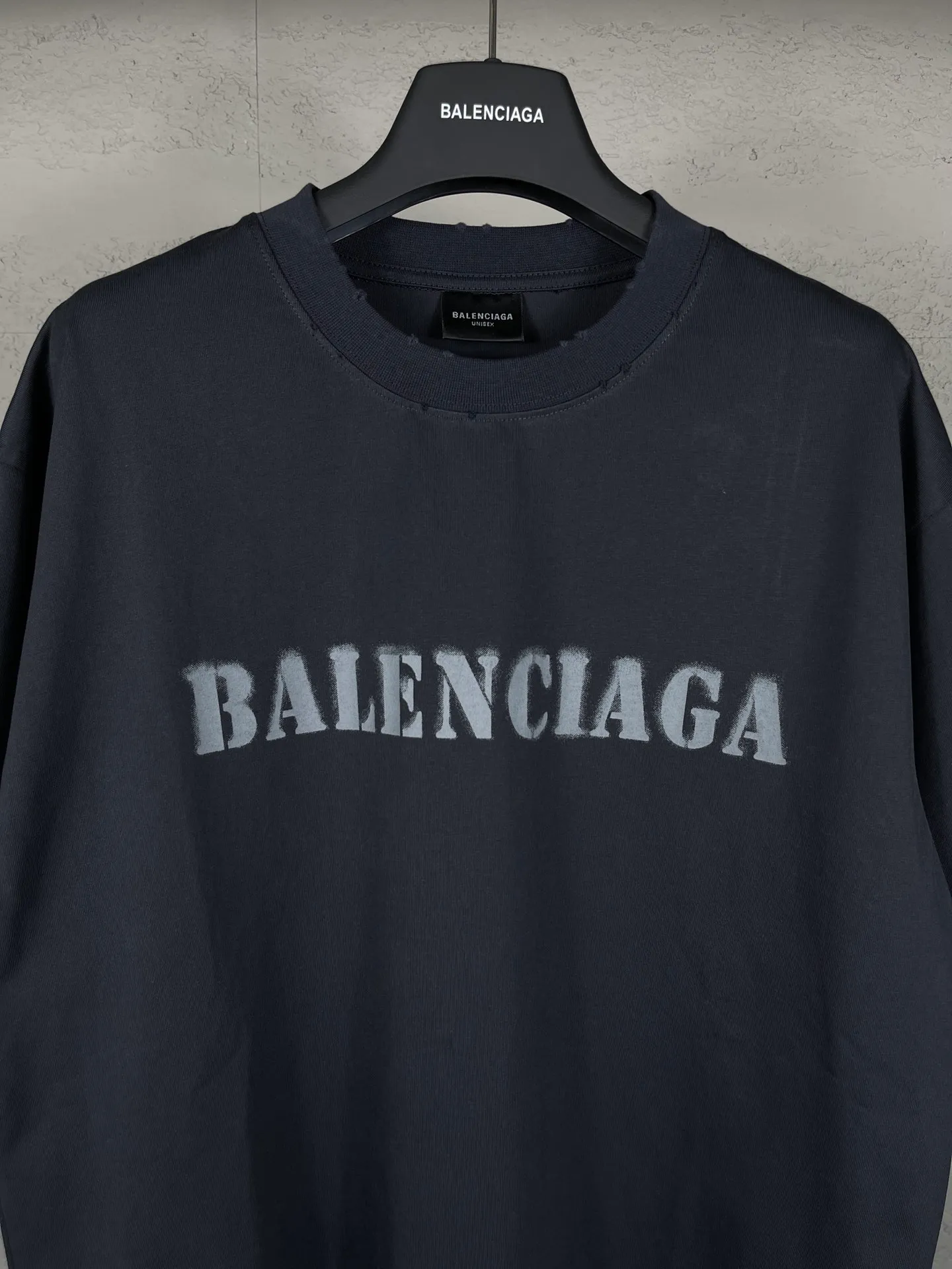 🅿️176 Actual pictures [Top version. Official website quality] BALENCI*GA/Paris. 2024 new letter LOGO printed short-sleeved T-shirt. Brick cabinets are synchronized. Genuine products are developed at the first time, and you can print and compare! The fabric is made of Paris ZP custom-woven and dyed cotton double yarn. Weighing 260 grams, the cloth surface is clean. The cloth pattern is clear, soft and comfortable. The threads are dyed with no color difference. The classic LOGO is printed with environmentally friendly imported materials and dot direct printing technology, with a three-dimensional effect. Restored brick cabinet. Ready-made clothes are worn and distressed, different market currency, welcome to compare, the version adopts OS loose shoulder version. Same style for men and women Coding: BL233315 Color: gray blue, off-white, red Size: XS to L