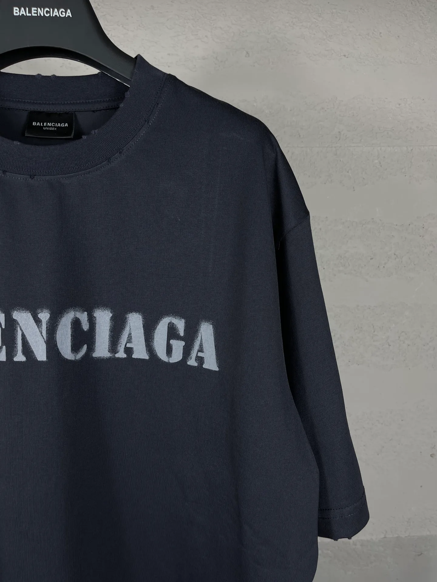 🅿️176 Actual pictures [Top version. Official website quality] BALENCI*GA/Paris. 2024 new letter LOGO printed short-sleeved T-shirt. Brick cabinets are synchronized. Genuine products are developed at the first time, and you can print and compare! The fabric is made of Paris ZP custom-woven and dyed cotton double yarn. Weighing 260 grams, the cloth surface is clean. The cloth pattern is clear, soft and comfortable. The threads are dyed with no color difference. The classic LOGO is printed with environmentally friendly imported materials and dot direct printing technology, with a three-dimensional effect. Restored brick cabinet. Ready-made clothes are worn and distressed, different market currency, welcome to compare, the version adopts OS loose shoulder version. Same style for men and women Coding: BL233315 Color: gray blue, off-white, red Size: XS to L