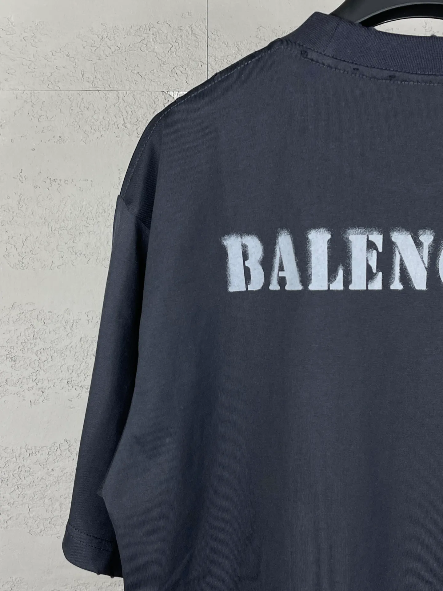 🅿️176 Actual pictures [Top version. Official website quality] BALENCI*GA/Paris. 2024 new letter LOGO printed short-sleeved T-shirt. Brick cabinets are synchronized. Genuine products are developed at the first time, and you can print and compare! The fabric is made of Paris ZP custom-woven and dyed cotton double yarn. Weighing 260 grams, the cloth surface is clean. The cloth pattern is clear, soft and comfortable. The threads are dyed with no color difference. The classic LOGO is printed with environmentally friendly imported materials and dot direct printing technology, with a three-dimensional effect. Restored brick cabinet. Ready-made clothes are worn and distressed, different market currency, welcome to compare, the version adopts OS loose shoulder version. Same style for men and women Coding: BL233315 Color: gray blue, off-white, red Size: XS to L