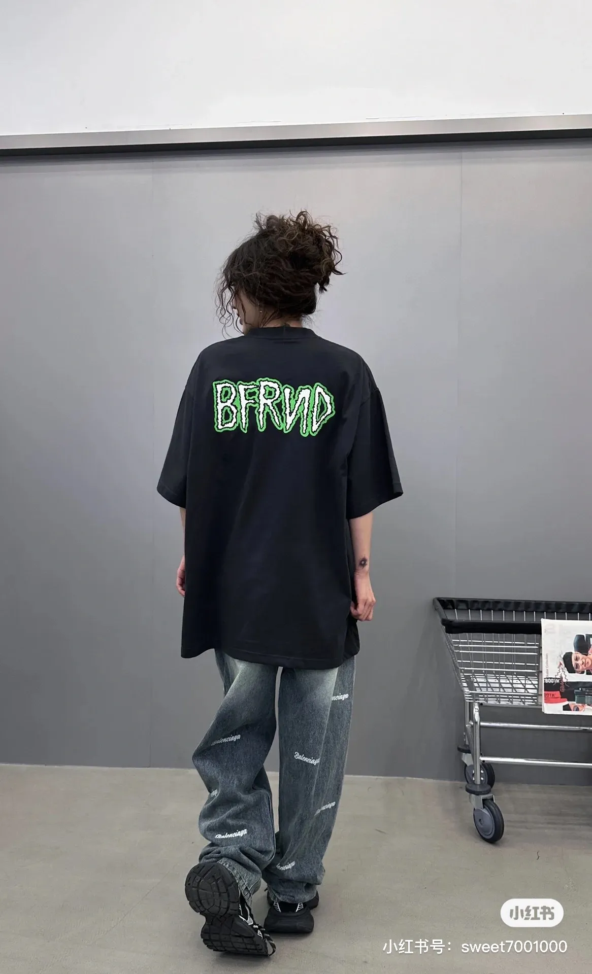 ♻️💯Upper body reference model picture❤️The top tested version of BALENCIAGA burst letter print. LOGO logo printing is exquisitely upgraded. High version of short-sleeved T-shirt. Original fabric. Official same style. Short-sleeved T-shirt. Washed 310g. Pure cotton fabric. Very comfortable to the touch. The latest brick cabinet for spring and summer. Super versatile and good-looking. Very suitable for both men and women. A must-have. Tag. Collar label. Washed wheat. Complete with three labels. Color: White. Black. Size: XS~L P:290.
