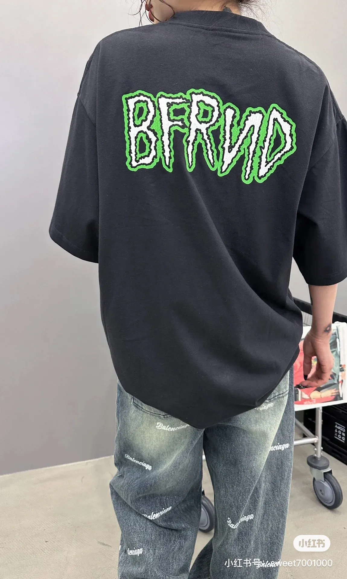 ♻️💯Upper body reference model picture❤️The top tested version of BALENCIAGA burst letter print. LOGO logo printing is exquisitely upgraded. High version of short-sleeved T-shirt. Original fabric. Official same style. Short-sleeved T-shirt. Washed 310g. Pure cotton fabric. Very comfortable to the touch. The latest brick cabinet for spring and summer. Super versatile and good-looking. Very suitable for both men and women. A must-have. Tag. Collar label. Washed wheat. Complete with three labels. Color: White. Black. Size: XS~L P:290.