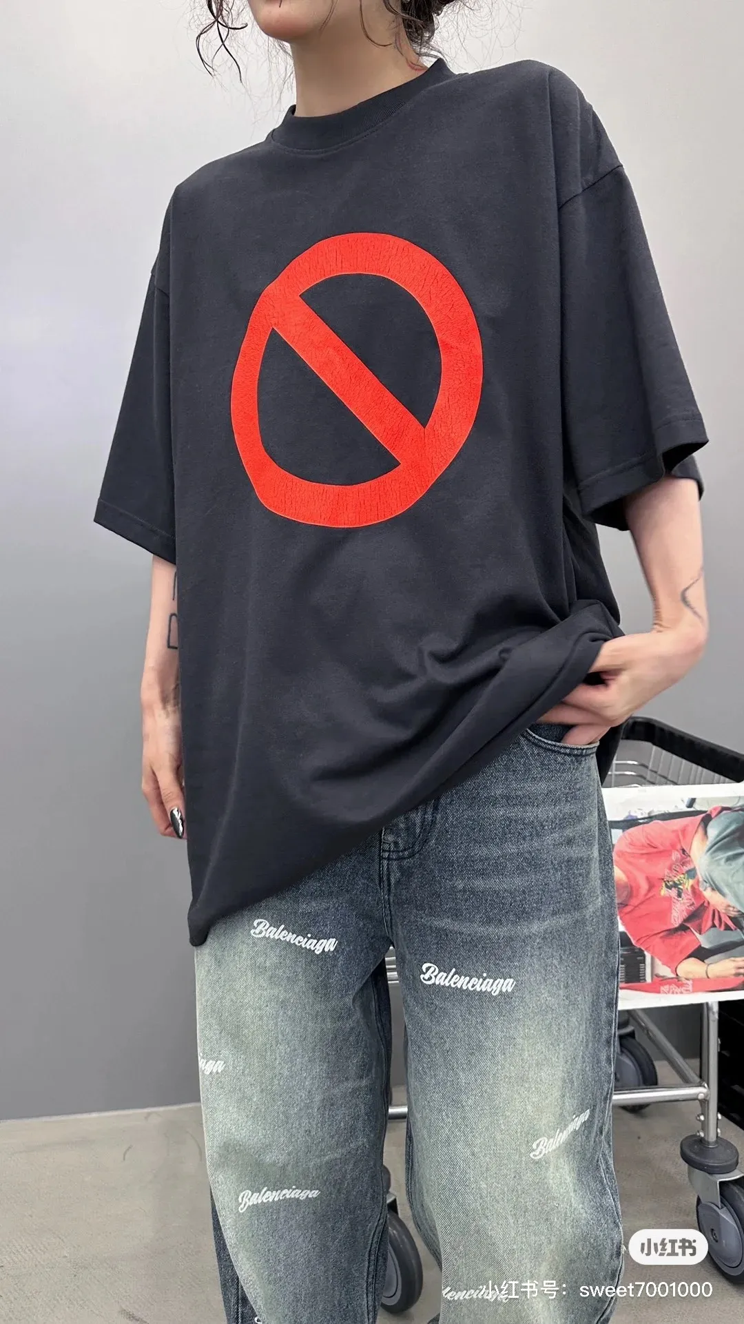 ♻️💯Upper body reference model picture❤️The top tested version of BALENCIAGA burst letter print. LOGO logo printing is exquisitely upgraded. High version of short-sleeved T-shirt. Original fabric. Official same style. Short-sleeved T-shirt. Washed 310g. Pure cotton fabric. Very comfortable to the touch. The latest brick cabinet for spring and summer. Super versatile and good-looking. Very suitable for both men and women. A must-have. Tag. Collar label. Washed wheat. Complete with three labels. Color: White. Black. Size: XS~L P:290.