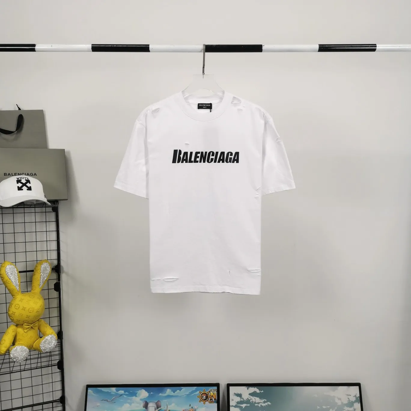 The top tested version of Balenciaga/BALENCIAGA chest crack print logo basic hole washed burst pattern male and female couple star same style pure cotton short-sleeved T-shirt custom-woven and dyed fabric, guaranteed to have no color difference with the genuine product, the collar thread is also dyed in the same vat. The holes on the neckline are manually rubbed, and the holes on the chest, front and back are all laser holes to ensure that the holes will not deform or wrinkle.  Made of 280g 24-count combed tightly siro-spun plain fabric, the front panel is printed with a glue-pulling effect, and imported transparent slurry is used to scrape the bottom to make the printing cracks feel even.  Color: Gray Red Blue Black White Size: XS-L P:260