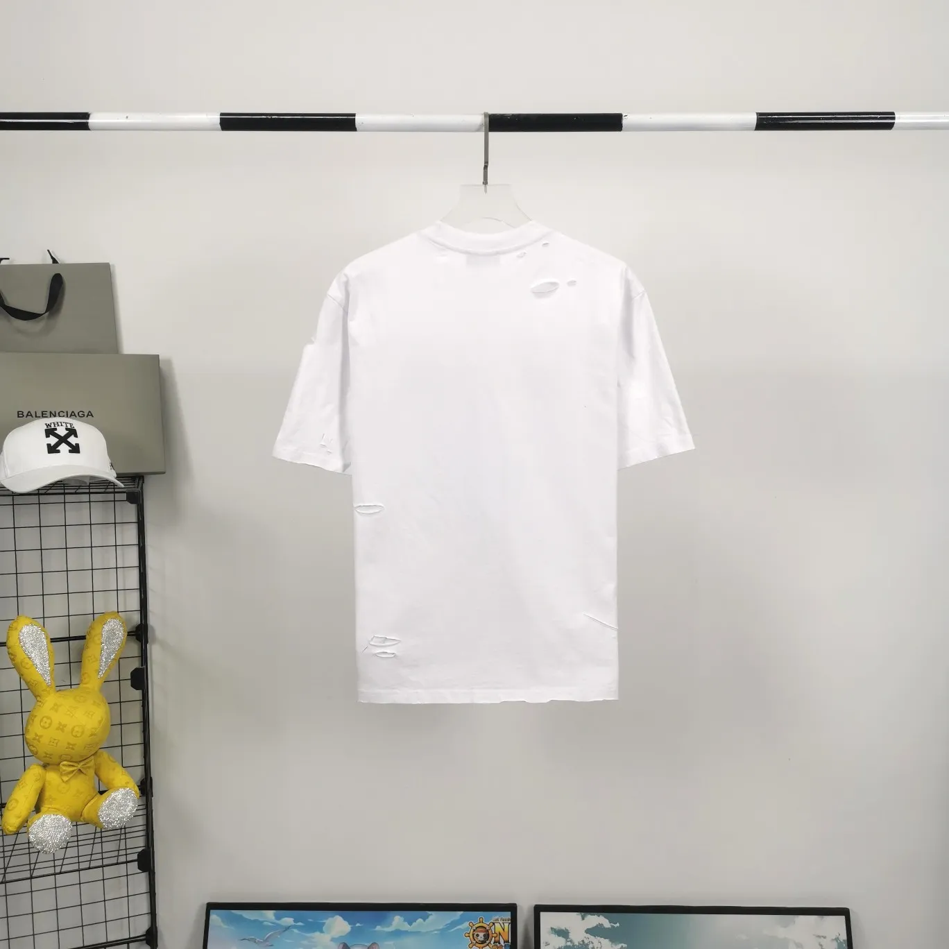 The top tested version of Balenciaga/BALENCIAGA chest crack print logo basic hole washed burst pattern male and female couple star same style pure cotton short-sleeved T-shirt custom-woven and dyed fabric, guaranteed to have no color difference with the genuine product, the collar thread is also dyed in the same vat. The holes on the neckline are manually rubbed, and the holes on the chest, front and back are all laser holes to ensure that the holes will not deform or wrinkle.  Made of 280g 24-count combed tightly siro-spun plain fabric, the front panel is printed with a glue-pulling effect, and imported transparent slurry is used to scrape the bottom to make the printing cracks feel even.  Color: Gray Red Blue Black White Size: XS-L P:260