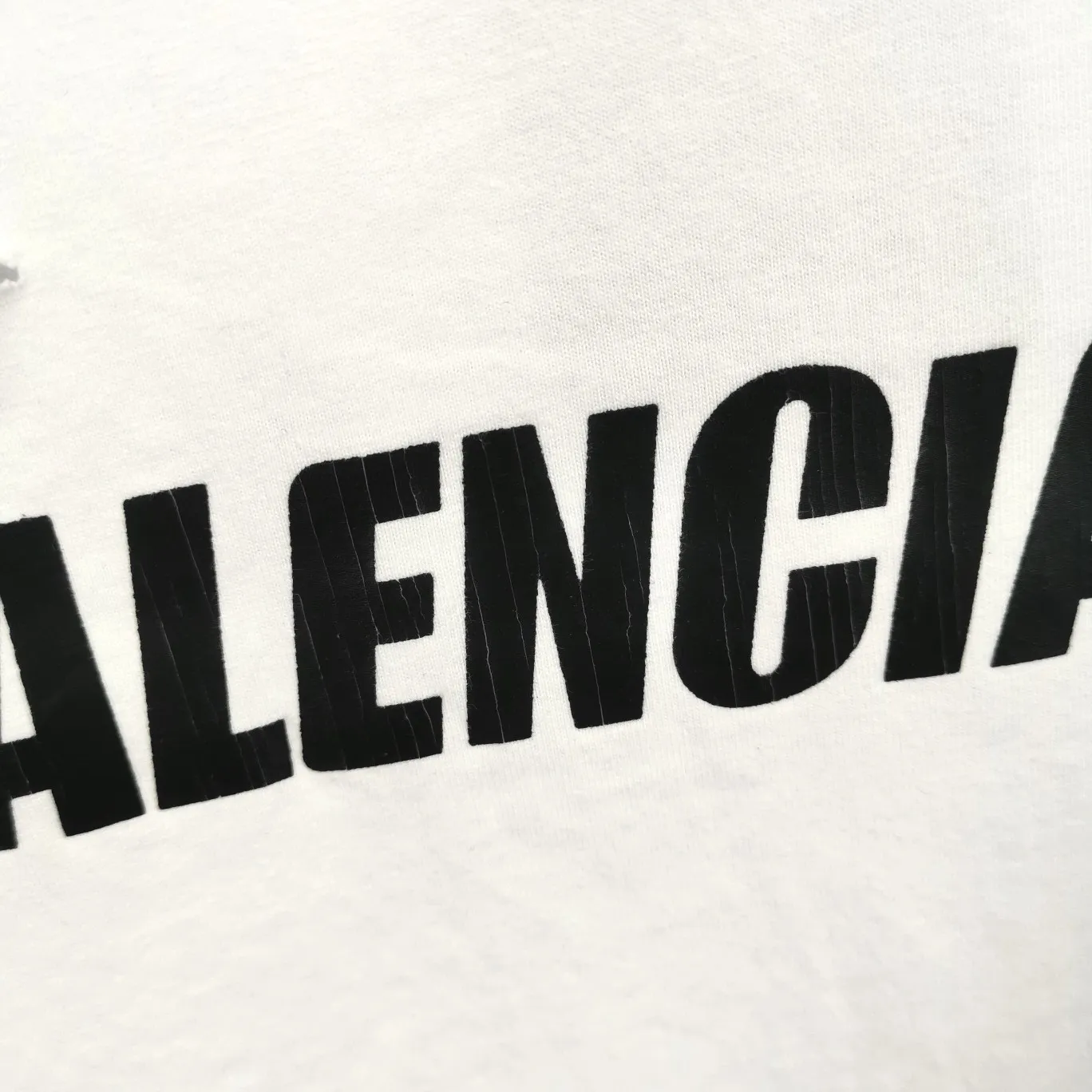 The top tested version of Balenciaga/BALENCIAGA chest crack print logo basic hole washed burst pattern male and female couple star same style pure cotton short-sleeved T-shirt custom-woven and dyed fabric, guaranteed to have no color difference with the genuine product, the collar thread is also dyed in the same vat. The holes on the neckline are manually rubbed, and the holes on the chest, front and back are all laser holes to ensure that the holes will not deform or wrinkle.  Made of 280g 24-count combed tightly siro-spun plain fabric, the front panel is printed with a glue-pulling effect, and imported transparent slurry is used to scrape the bottom to make the printing cracks feel even.  Color: Gray Red Blue Black White Size: XS-L P:260
