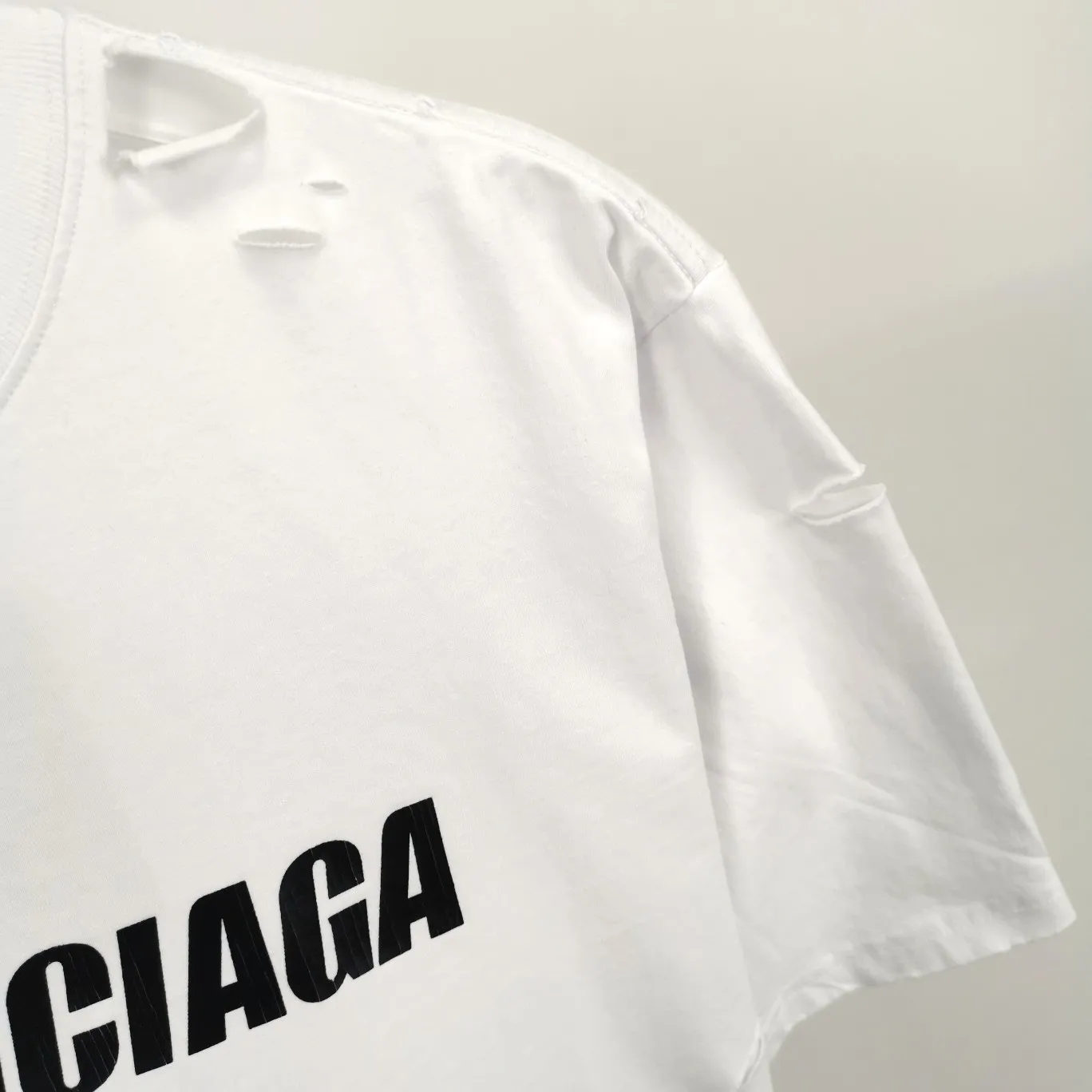 The top tested version of Balenciaga/BALENCIAGA chest crack print logo basic hole washed burst pattern male and female couple star same style pure cotton short-sleeved T-shirt custom-woven and dyed fabric, guaranteed to have no color difference with the genuine product, the collar thread is also dyed in the same vat. The holes on the neckline are manually rubbed, and the holes on the chest, front and back are all laser holes to ensure that the holes will not deform or wrinkle.  Made of 280g 24-count combed tightly siro-spun plain fabric, the front panel is printed with a glue-pulling effect, and imported transparent slurry is used to scrape the bottom to make the printing cracks feel even.  Color: Gray Red Blue Black White Size: XS-L P:260