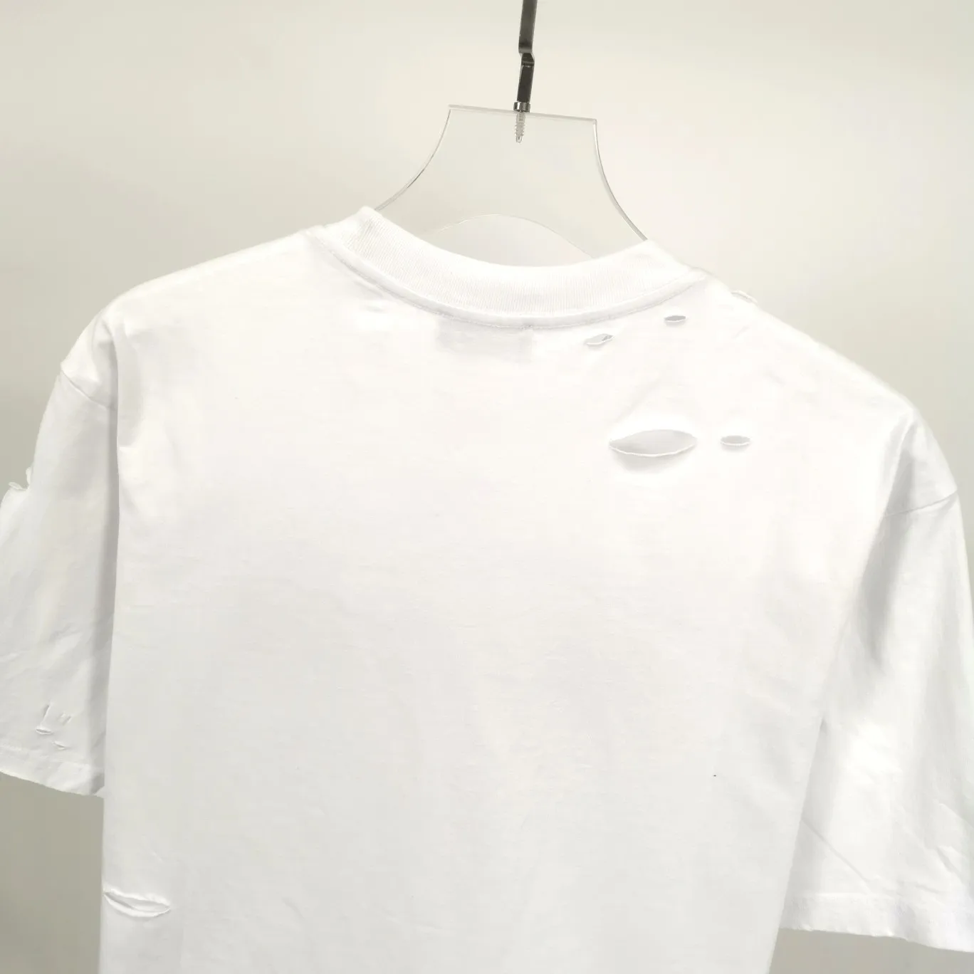 The top tested version of Balenciaga/BALENCIAGA chest crack print logo basic hole washed burst pattern male and female couple star same style pure cotton short-sleeved T-shirt custom-woven and dyed fabric, guaranteed to have no color difference with the genuine product, the collar thread is also dyed in the same vat. The holes on the neckline are manually rubbed, and the holes on the chest, front and back are all laser holes to ensure that the holes will not deform or wrinkle.  Made of 280g 24-count combed tightly siro-spun plain fabric, the front panel is printed with a glue-pulling effect, and imported transparent slurry is used to scrape the bottom to make the printing cracks feel even.  Color: Gray Red Blue Black White Size: XS-L P:260