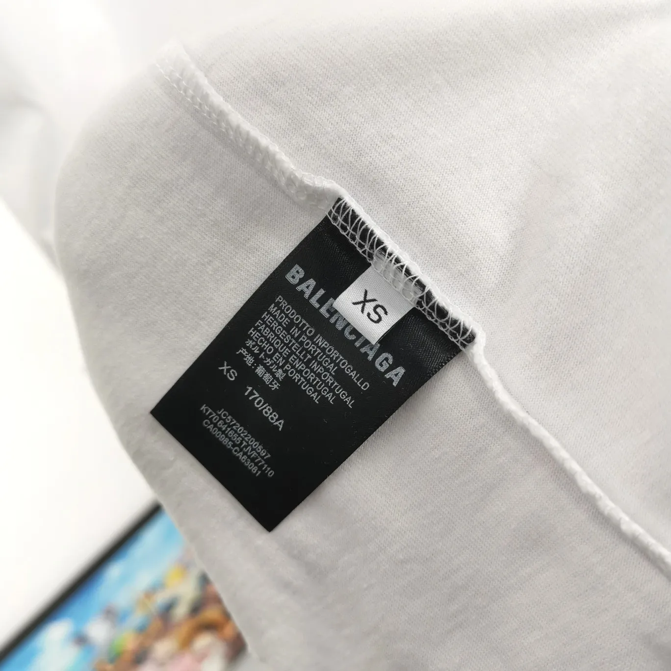 The top tested version of Balenciaga/BALENCIAGA chest crack print logo basic hole washed burst pattern male and female couple star same style pure cotton short-sleeved T-shirt custom-woven and dyed fabric, guaranteed to have no color difference with the genuine product, the collar thread is also dyed in the same vat. The holes on the neckline are manually rubbed, and the holes on the chest, front and back are all laser holes to ensure that the holes will not deform or wrinkle.  Made of 280g 24-count combed tightly siro-spun plain fabric, the front panel is printed with a glue-pulling effect, and imported transparent slurry is used to scrape the bottom to make the printing cracks feel even.  Color: Gray Red Blue Black White Size: XS-L P:260