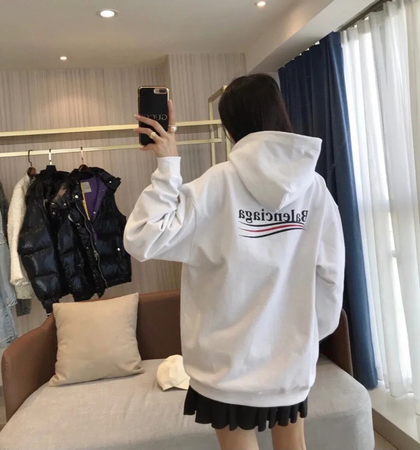 ♻️💯Reference model picture for the upper body❤️The top tested version of Balenciaga BALENCIAGA classic cola wave print hooded sweatshirt. ZP pattern original development. 1:1 customized accessories. Packaging (including logo Sydney paper + new main mark + washing + hang tag). The whole sweatshirt is made of 460g pure cotton large terry, and the wet weight can reach 490, which is full of thickness. The printing uses the Israeli Kornit digital direct-injection process. The dye is added with 0.028 granular nano-plastics. When sprayed on the fabric, it has strong adhesion and is not afraid of strong washing and exposure (it is recommended to take care of the clothes), ensuring that the printing will not fall off after wearing. Customized washing, labeling, accessories, and hardware can reach professional standards. Whole piece of clothing, hat string, threaded fabric, produced in the same vat, 0 color difference, color: white, size: XS-L P:430