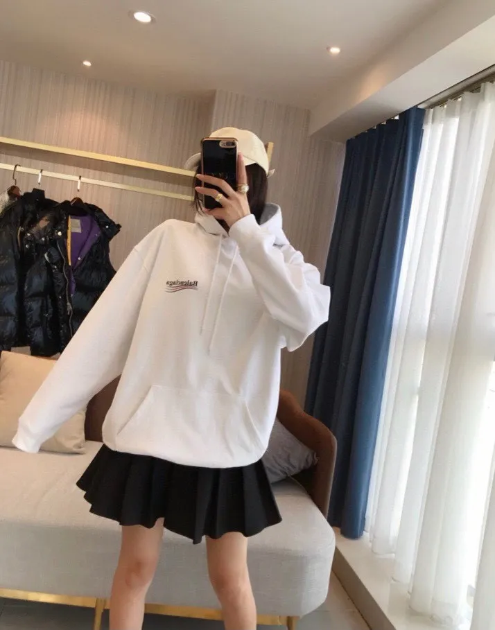 ♻️💯Reference model picture for the upper body❤️The top tested version of Balenciaga BALENCIAGA classic cola wave print hooded sweatshirt. ZP pattern original development. 1:1 customized accessories. Packaging (including logo Sydney paper + new main mark + washing + hang tag). The whole sweatshirt is made of 460g pure cotton large terry, and the wet weight can reach 490, which is full of thickness. The printing uses the Israeli Kornit digital direct-injection process. The dye is added with 0.028 granular nano-plastics. When sprayed on the fabric, it has strong adhesion and is not afraid of strong washing and exposure (it is recommended to take care of the clothes), ensuring that the printing will not fall off after wearing. Customized washing, labeling, accessories, and hardware can reach professional standards. Whole piece of clothing, hat string, threaded fabric, produced in the same vat, 0 color difference, color: white, size: XS-L P:430
